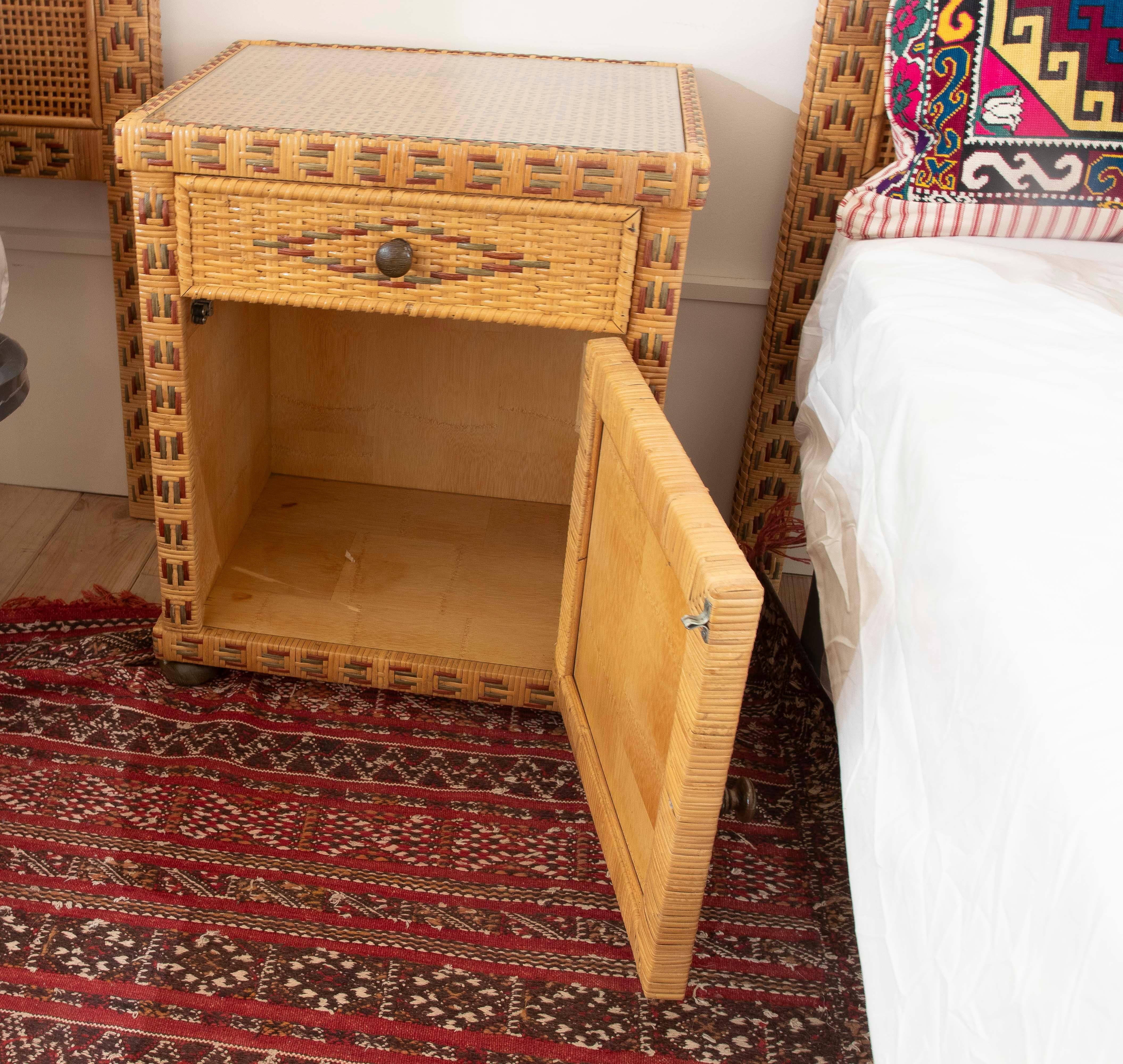 1970er Jahre Nachttisch aus Holz mit Weidengeflecht und drei Schubladen im Angebot 2
