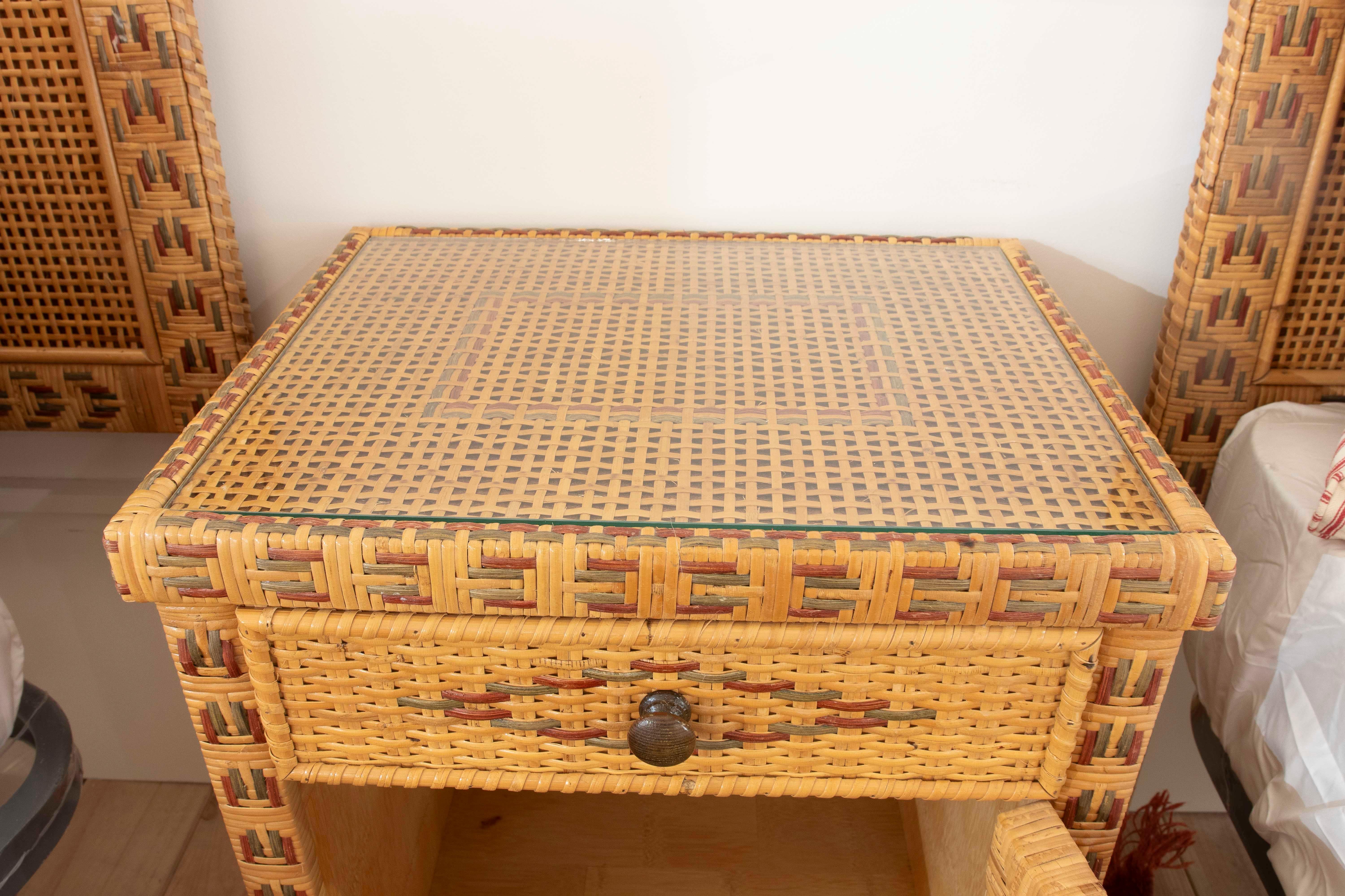 1970er Jahre Nachttisch aus Holz mit Weidengeflecht und drei Schubladen im Angebot 3