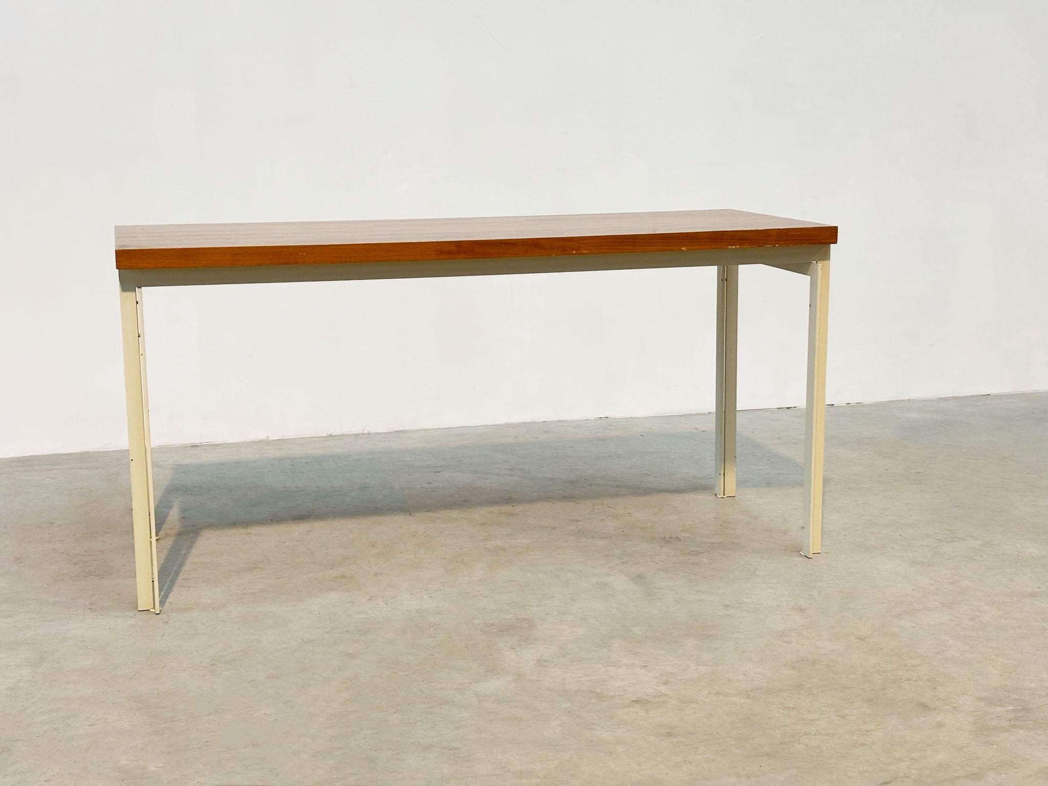 Scrivania olandese in legno del 1970
Questa scrivania olandese degli anni '70 presenta una struttura verniciata a polvere di colore bianco crema e un piano in legno massiccio, combinando un elegante minimalismo con un design funzionale. La sua forma