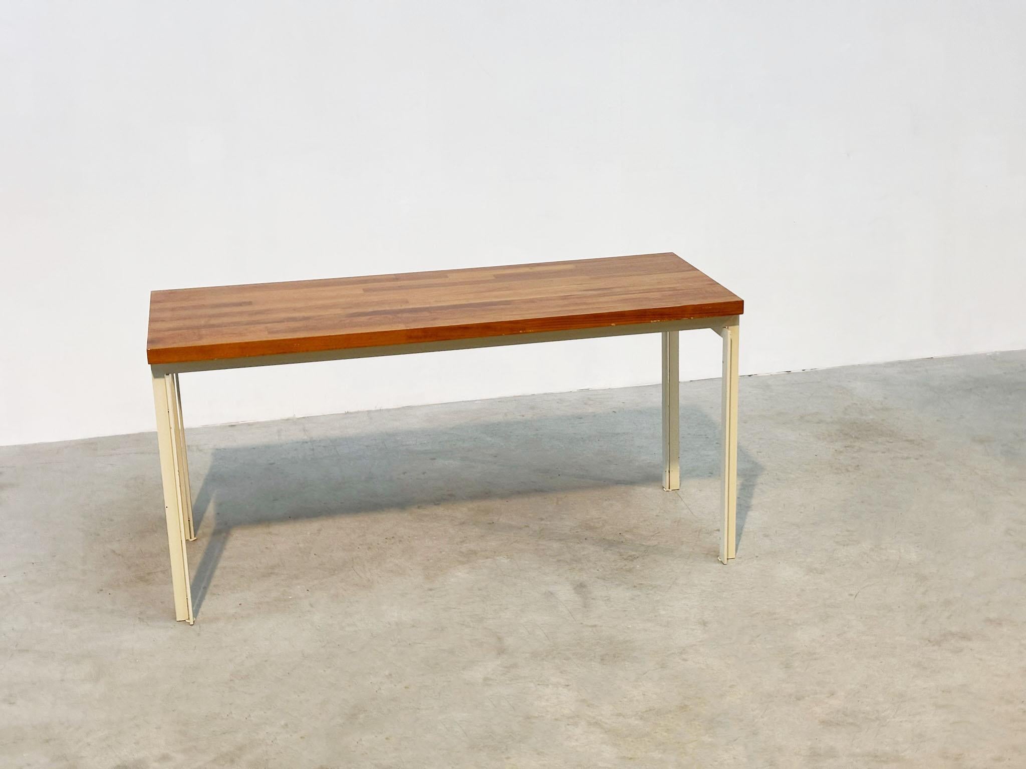 Scrivania olandese in legno del 1970 In condizioni buone in vendita a Nijlen, VAN