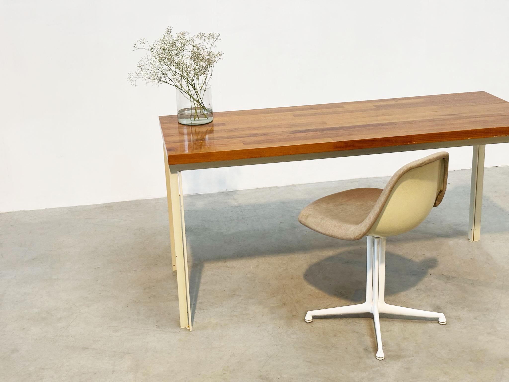 Fine XX secolo Scrivania olandese in legno del 1970 in vendita