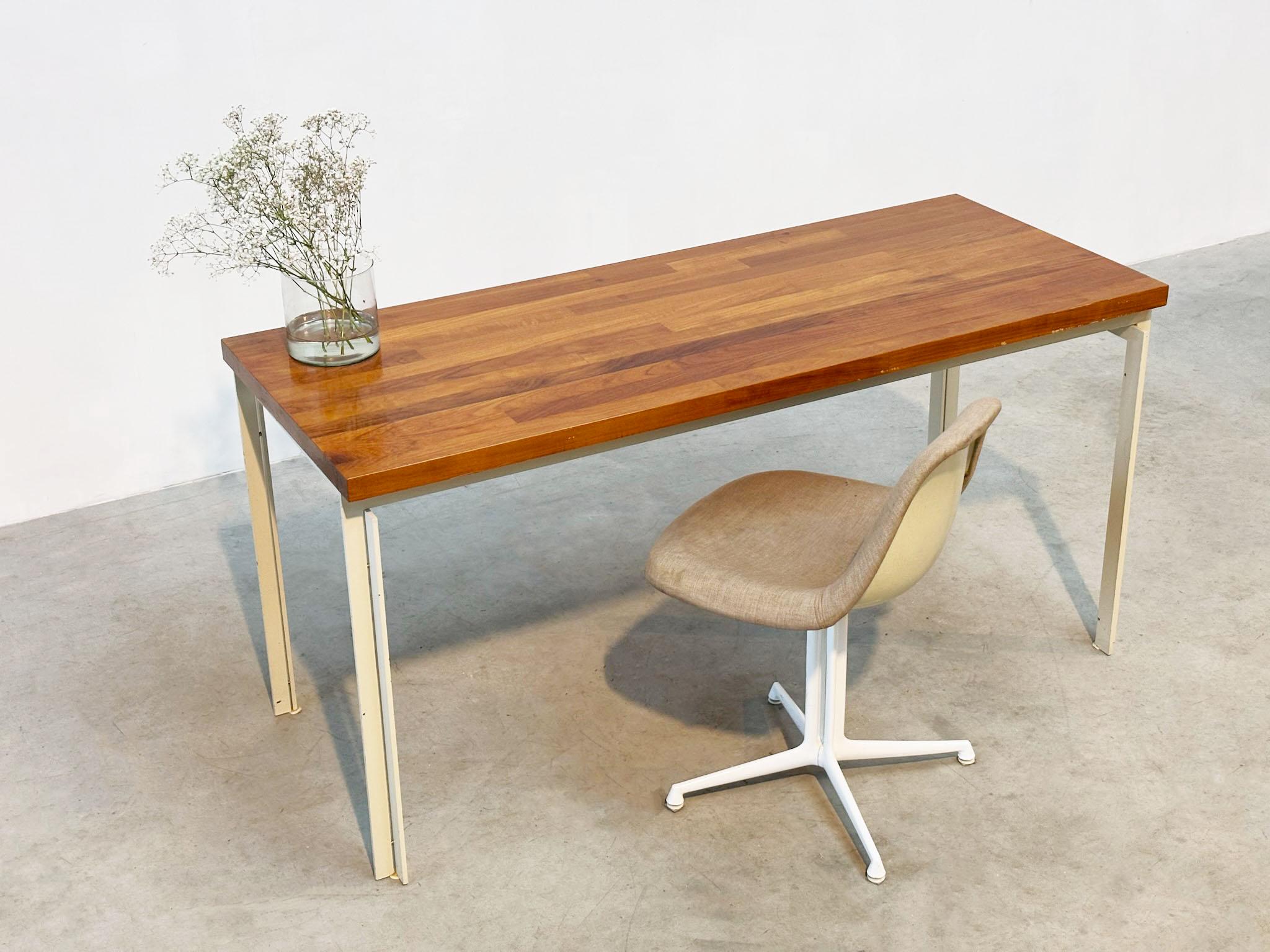 Quercia Scrivania olandese in legno del 1970 in vendita