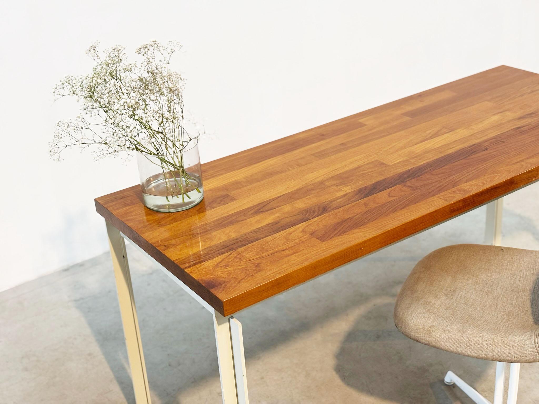 Scrivania olandese in legno del 1970 in vendita 1