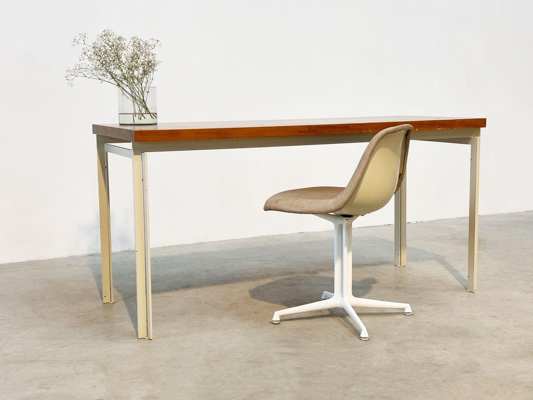 Scrivania olandese in legno del 1970 in vendita 2