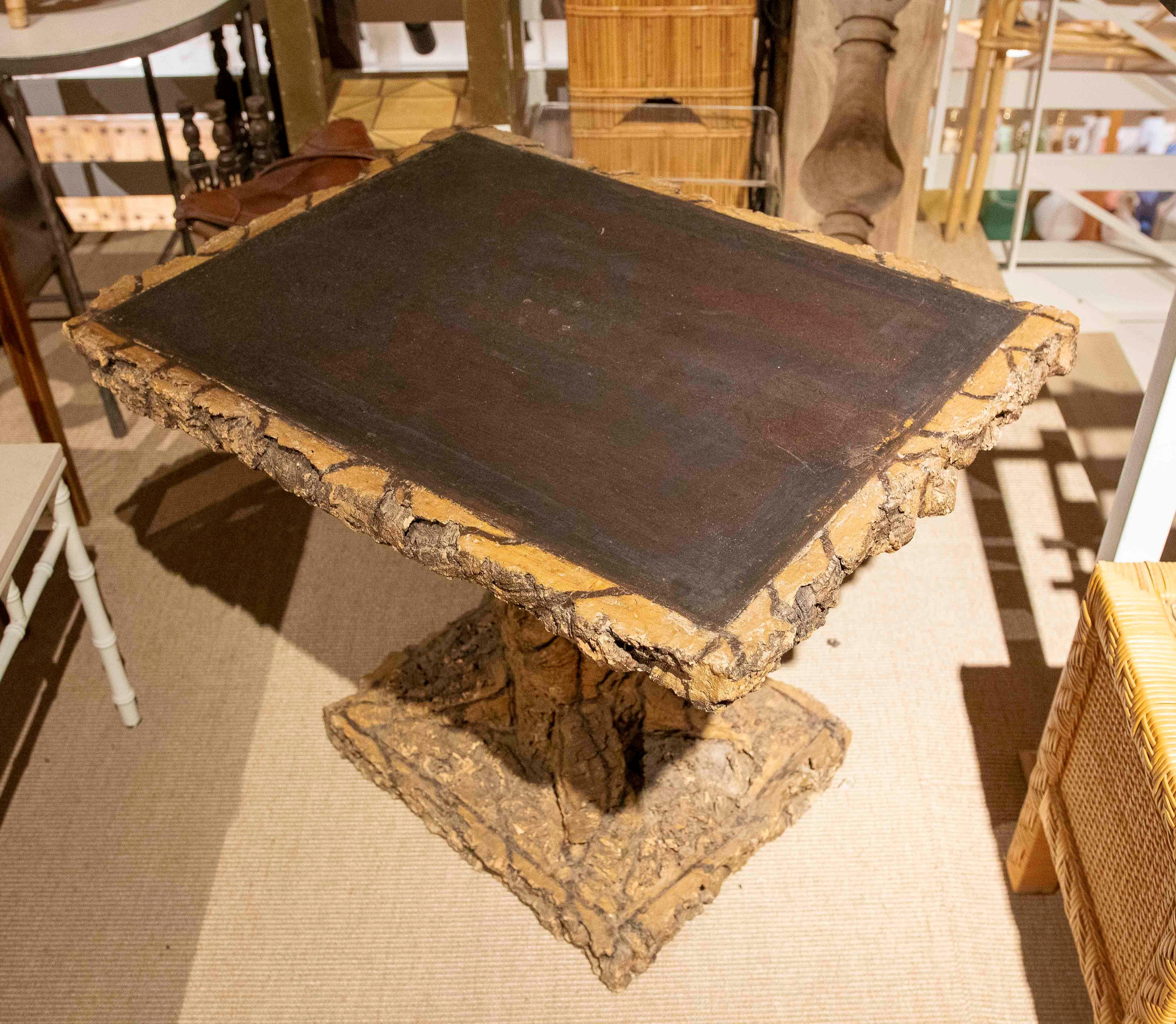 1970er Holz-Gartentisch mit Baumrindenverkleidung im Angebot 6