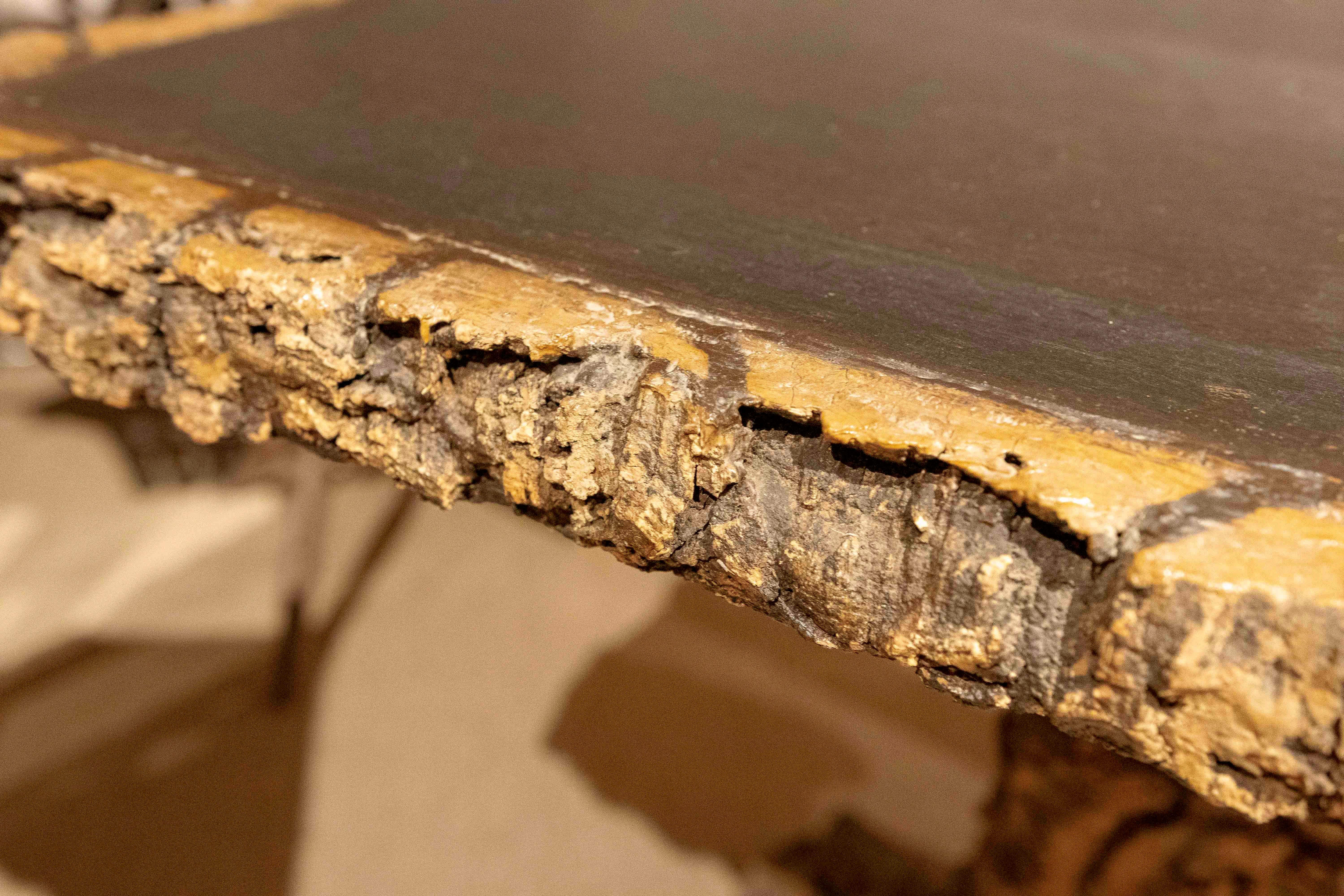 1970er Holz-Gartentisch mit Baumrindenverkleidung im Angebot 8