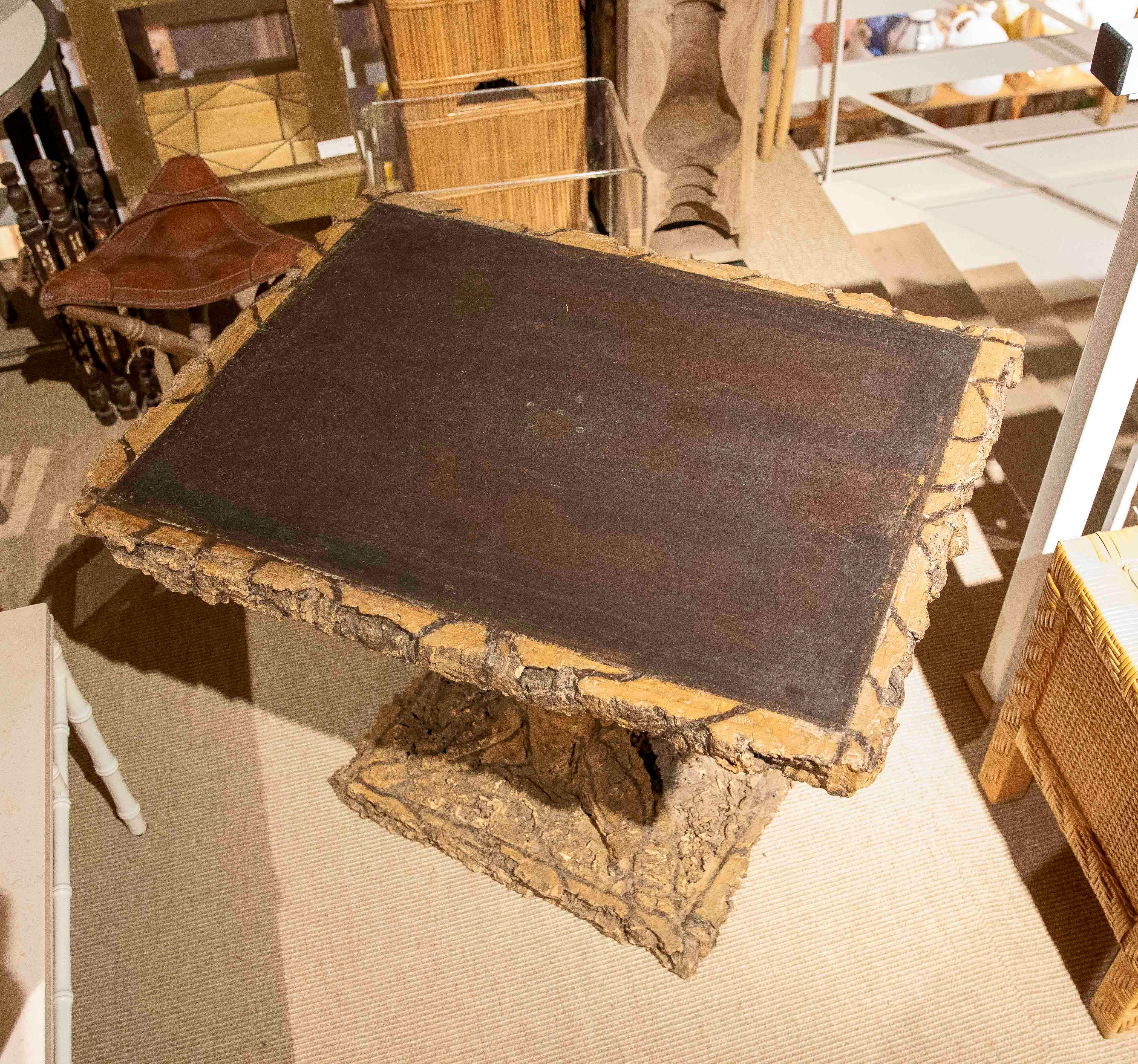 1970er Holz-Gartentisch mit Baumrindenverkleidung im Angebot 10