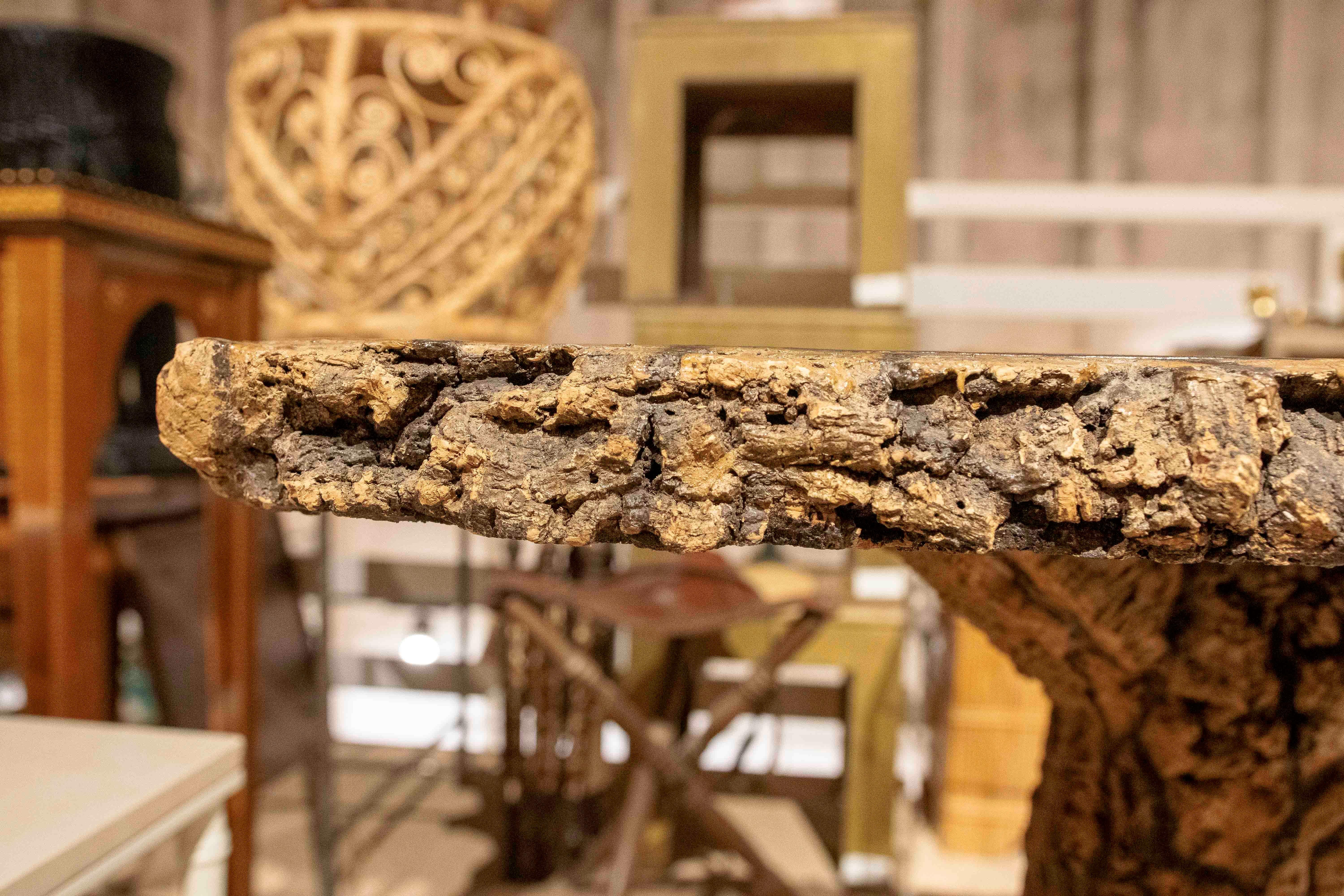 1970er Holz-Gartentisch mit Baumrindenverkleidung im Angebot 11