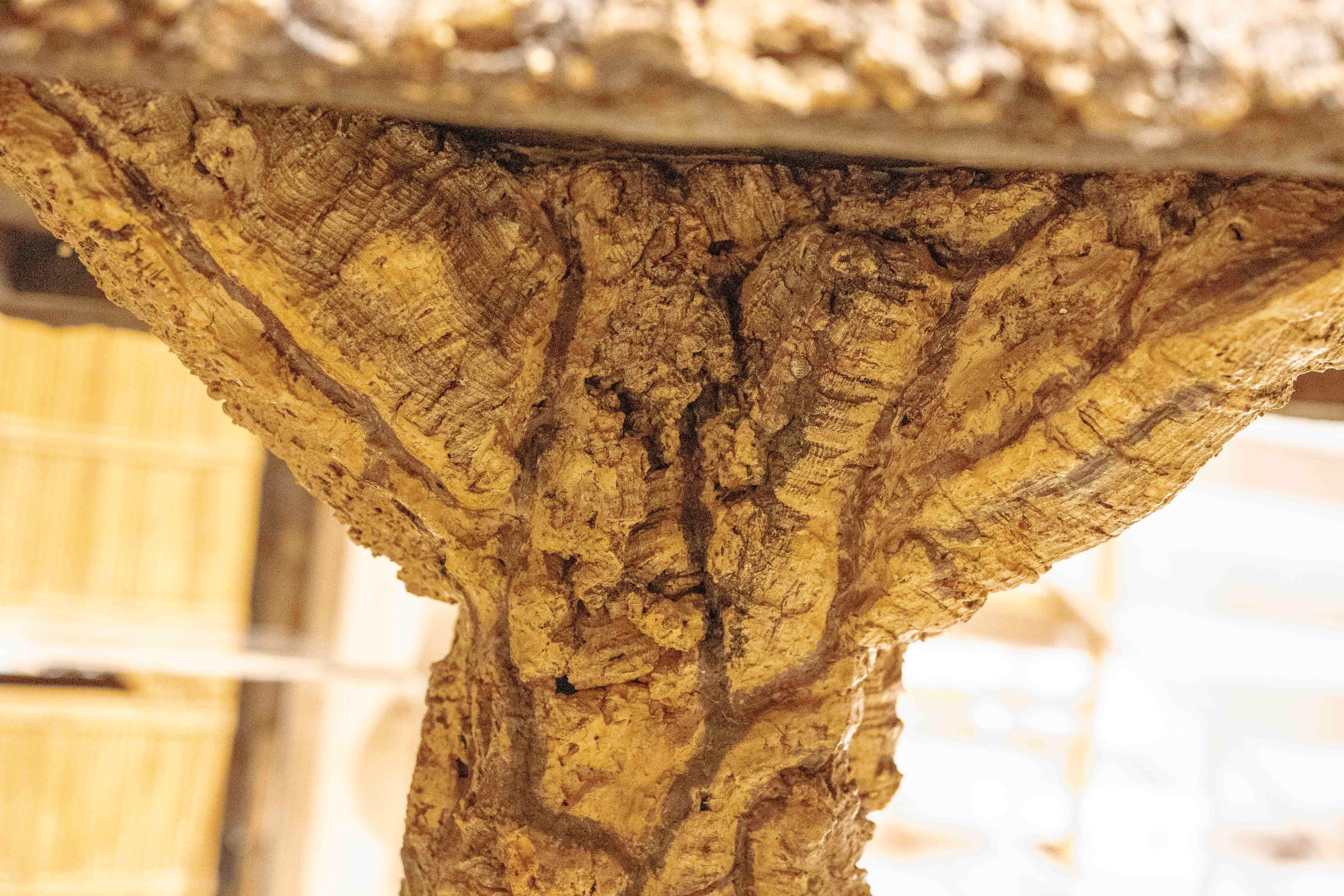 1970er Holz-Gartentisch mit Baumrindenverkleidung im Angebot 13