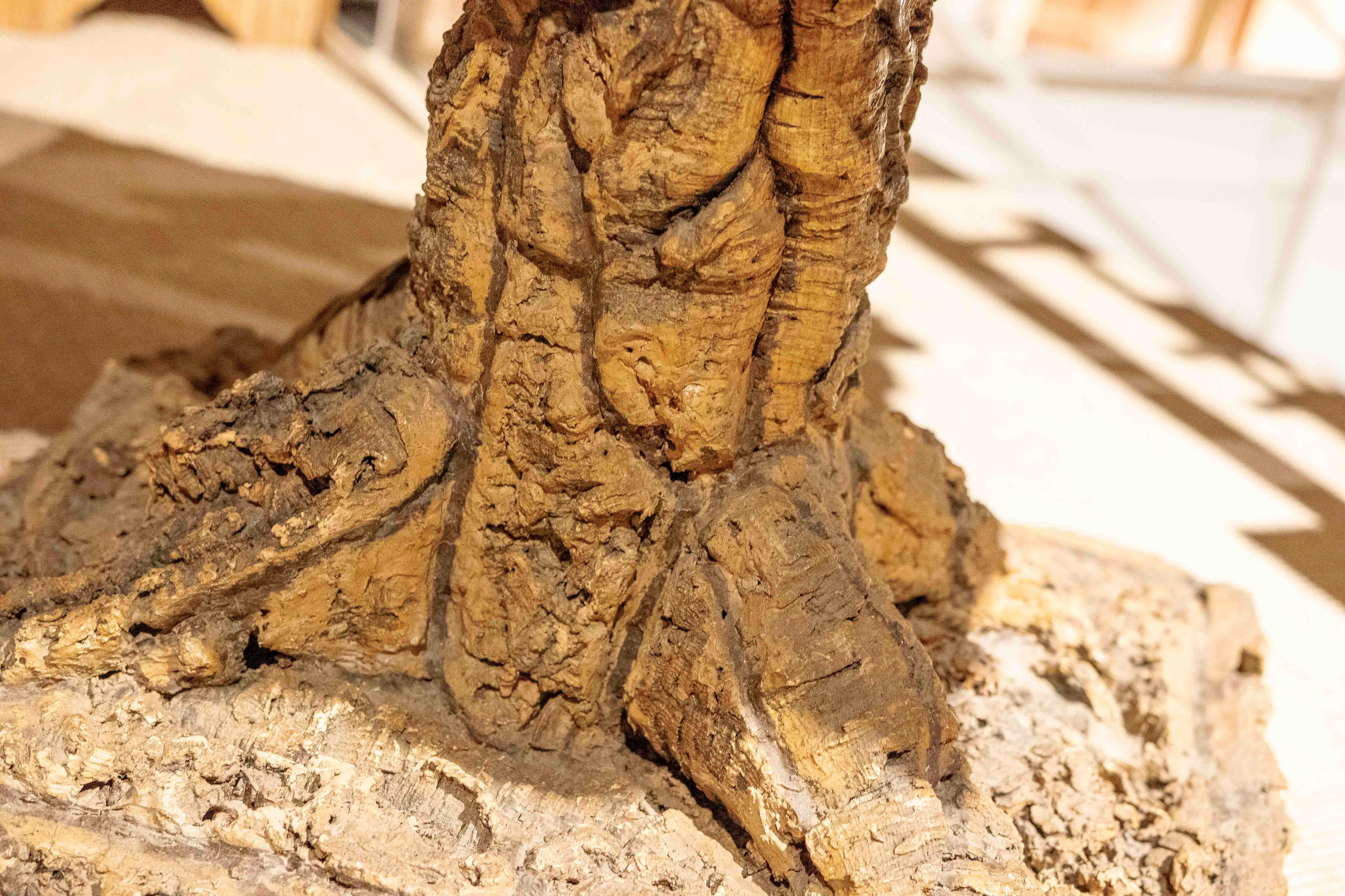 1970er Holz-Gartentisch mit Baumrindenverkleidung (20. Jahrhundert) im Angebot