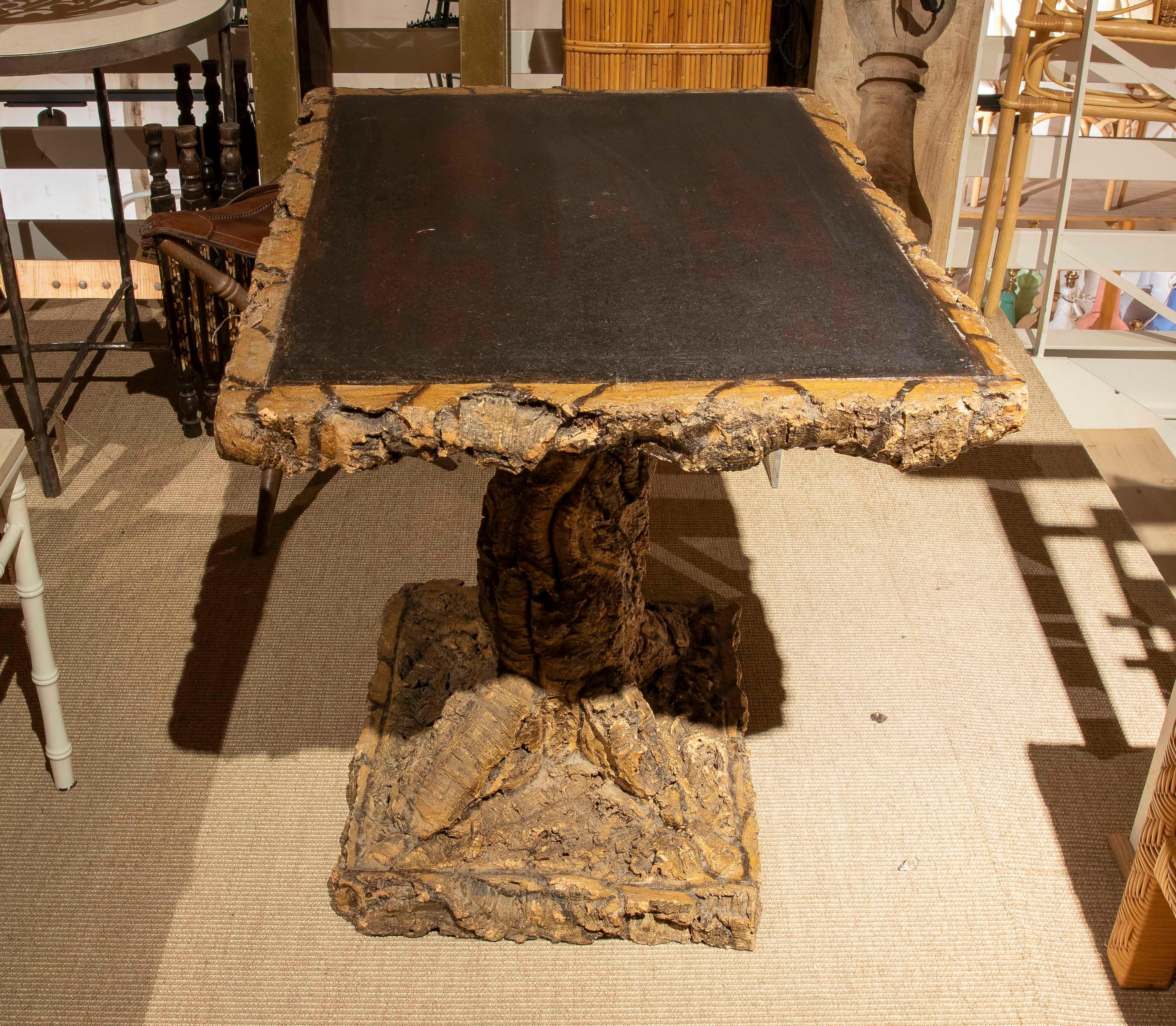 1970er Holz-Gartentisch mit Baumrindenverkleidung im Angebot 2