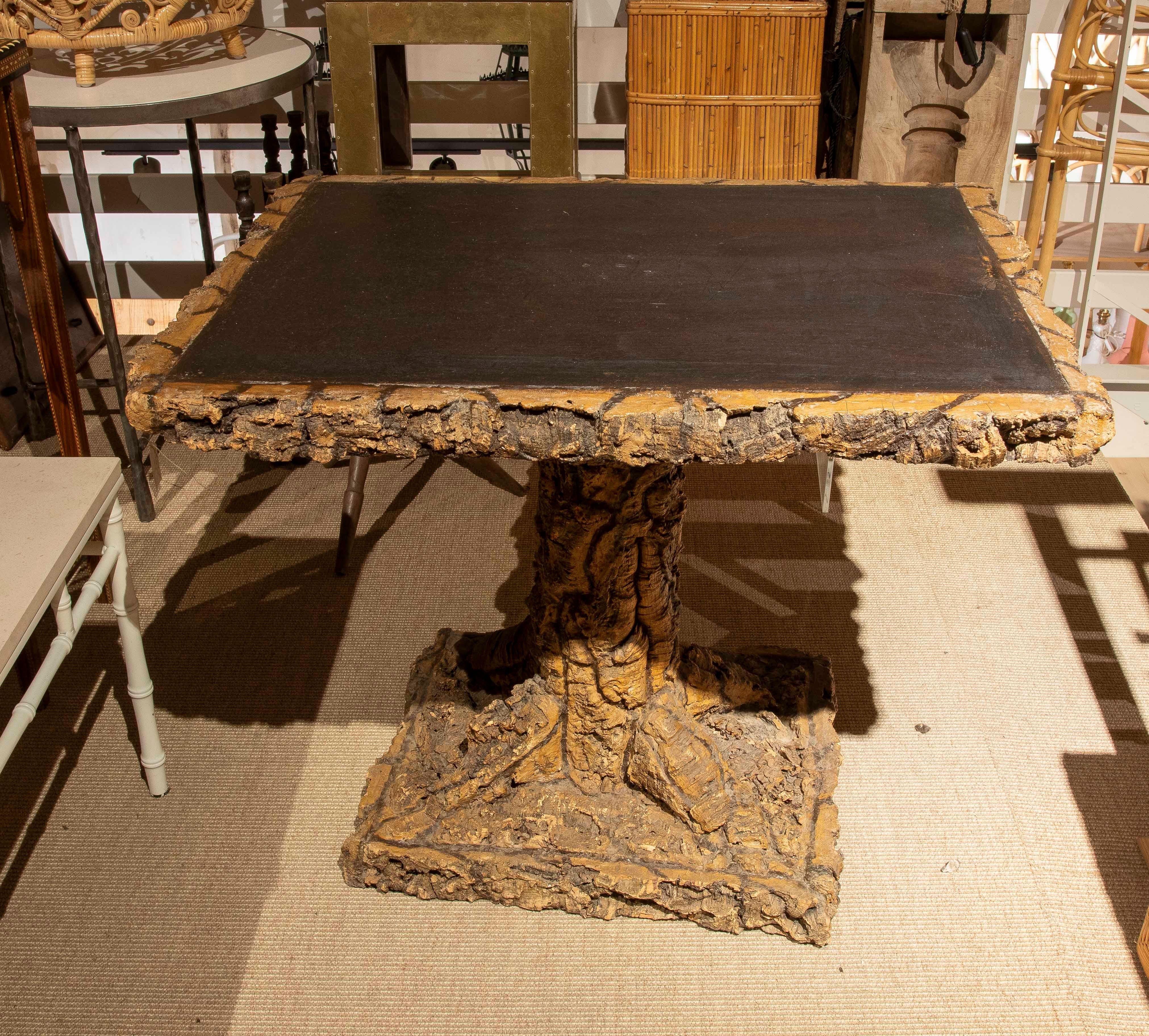 1970er Holz-Gartentisch mit Baumrindenverkleidung im Angebot 3
