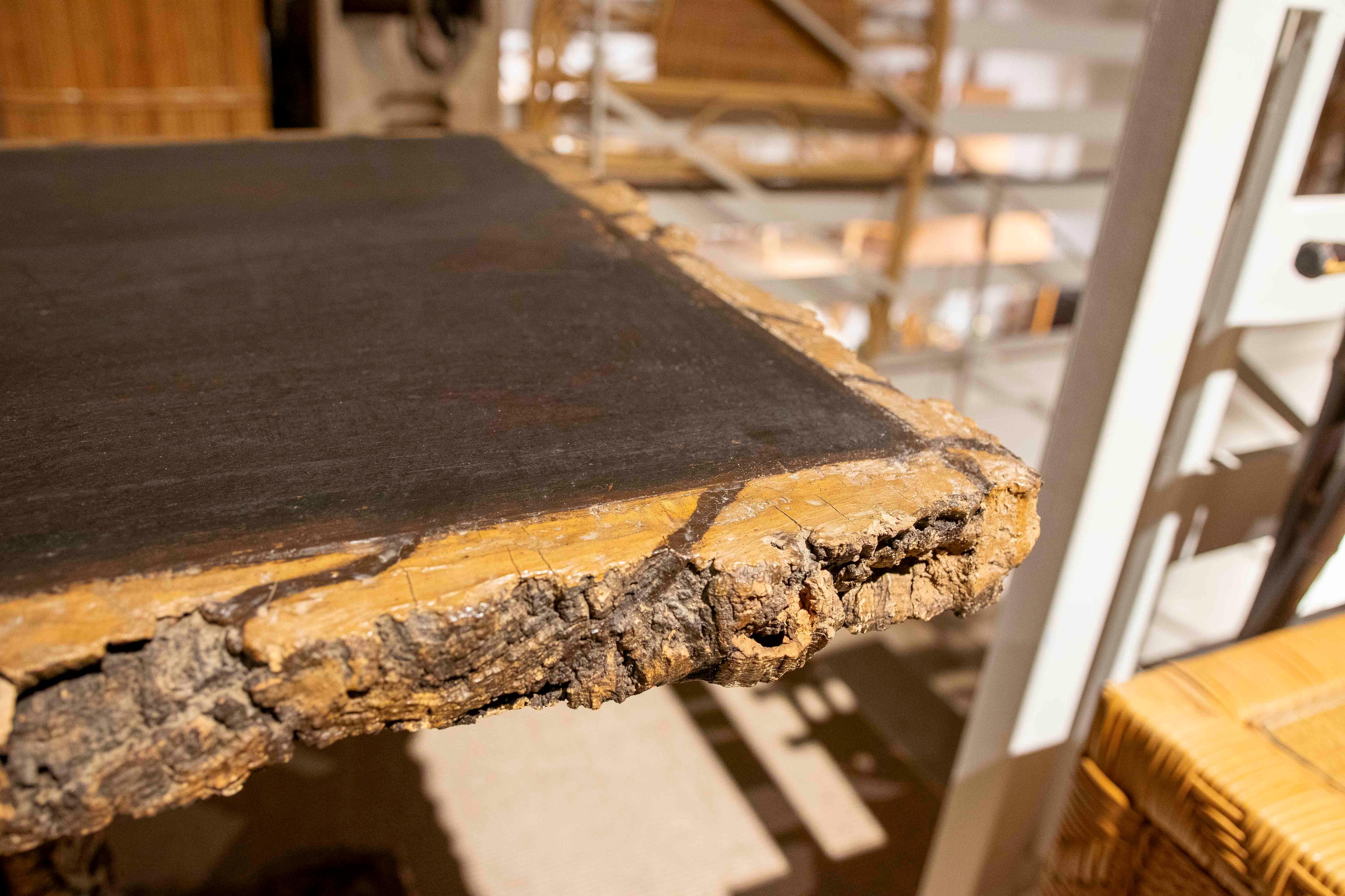 1970er Holz-Gartentisch mit Baumrindenverkleidung im Angebot 4