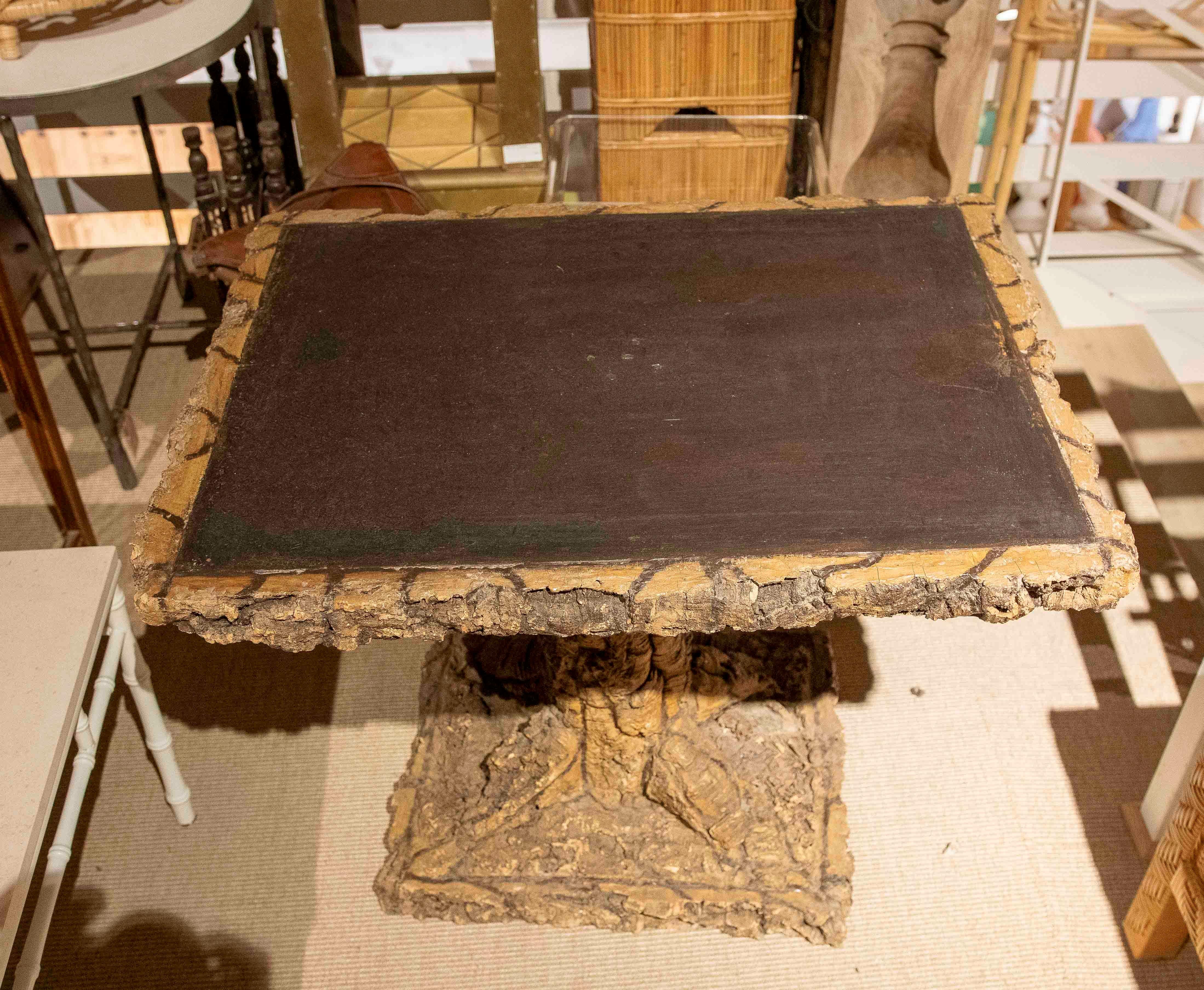 1970er Holz-Gartentisch mit Baumrindenverkleidung im Angebot 5