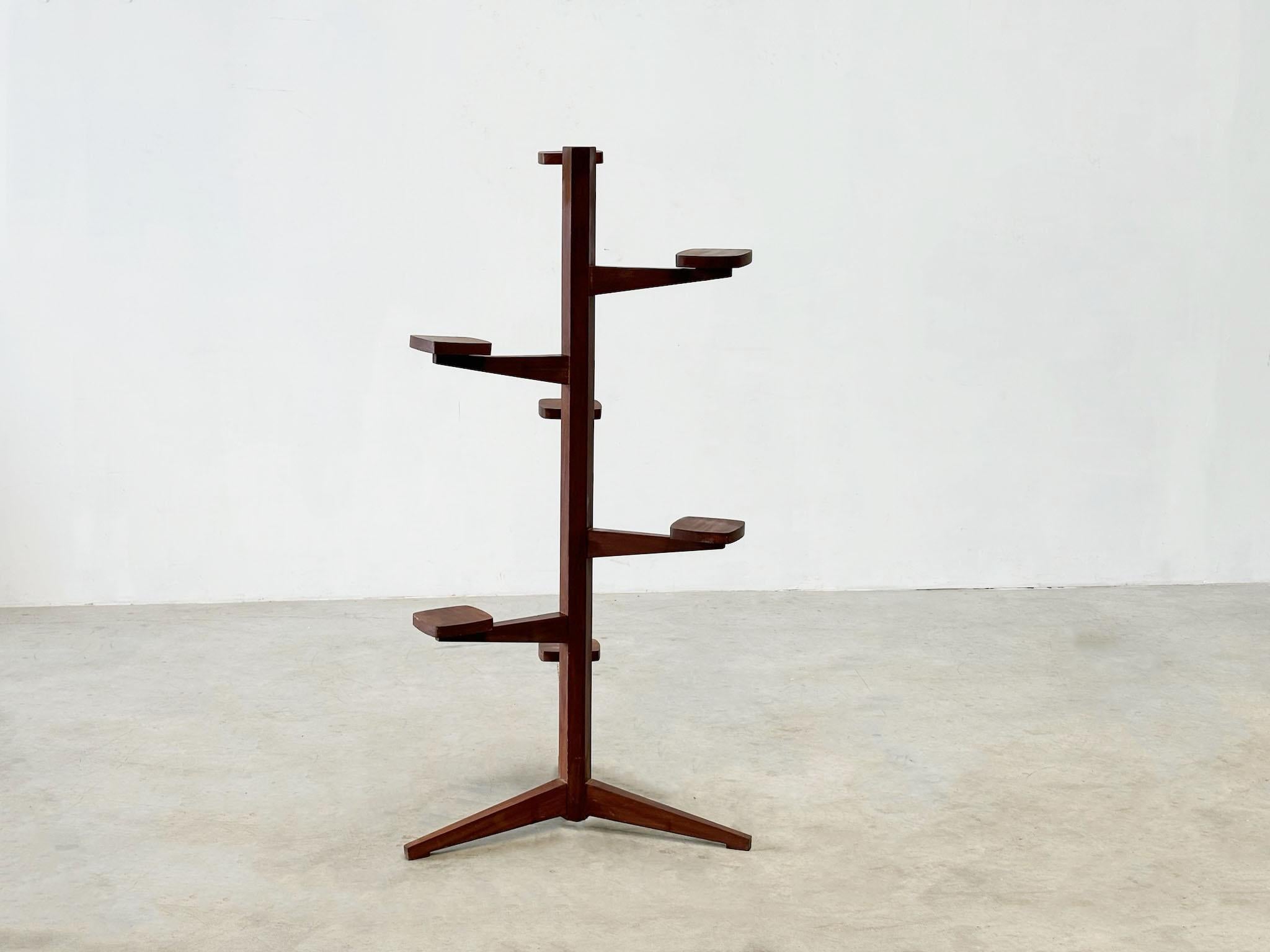 Étagère/table d'appoint italienne en bois des années 1970
Cette étagère en chêne italien, conçue avec de multiples plateformes fonctionnelles, offre à la fois praticité et élégance. Son style, en particulier le design des jambes, ressemble beaucoup