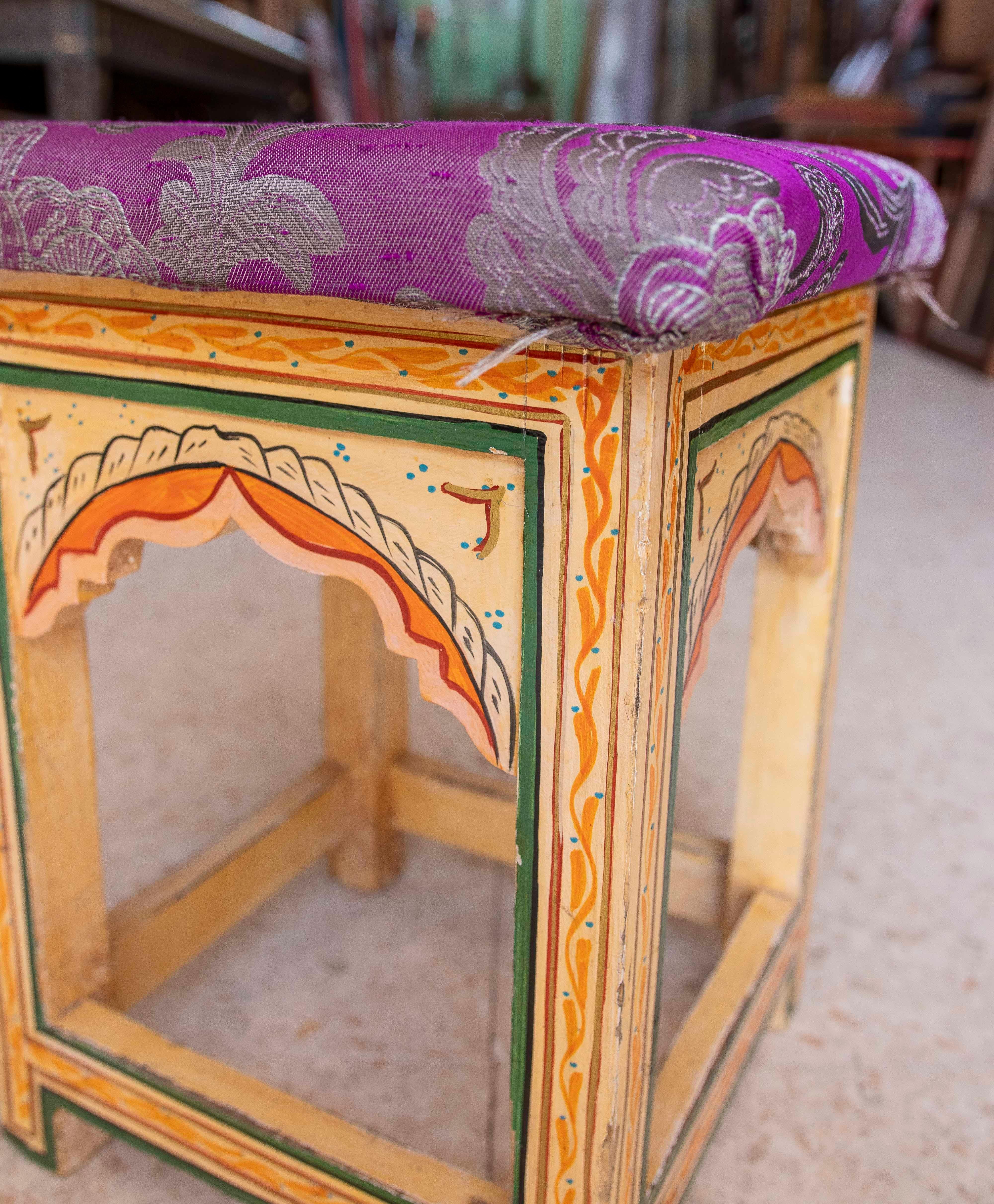 Tabouret en bois de style mauresque peint à la main dans les tons ocre des années 1970 en vente 3