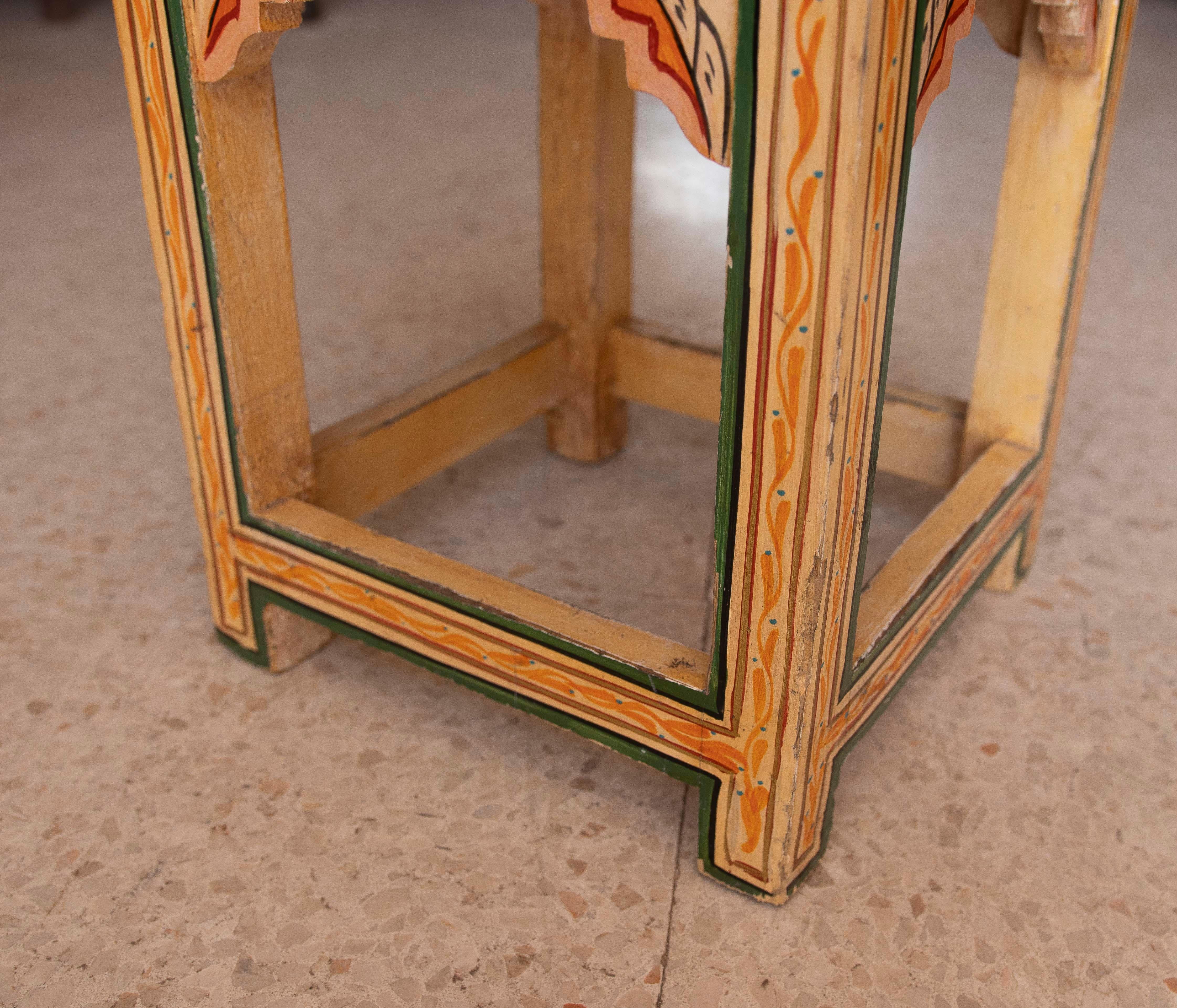 Tabouret en bois de style mauresque peint à la main dans les tons ocre des années 1970 en vente 4