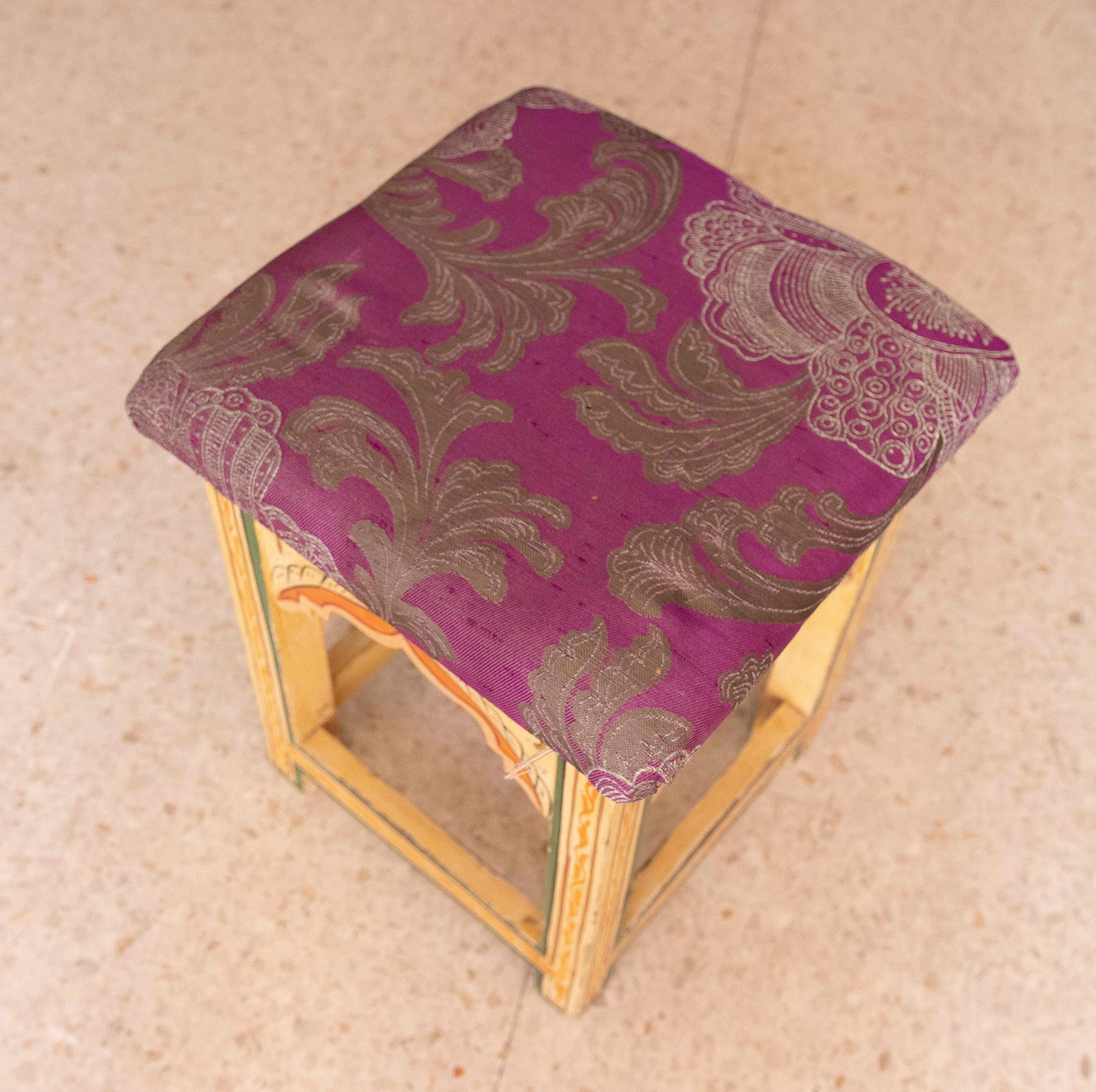 Tabouret en bois de style mauresque peint à la main dans les tons ocre des années 1970 en vente 5