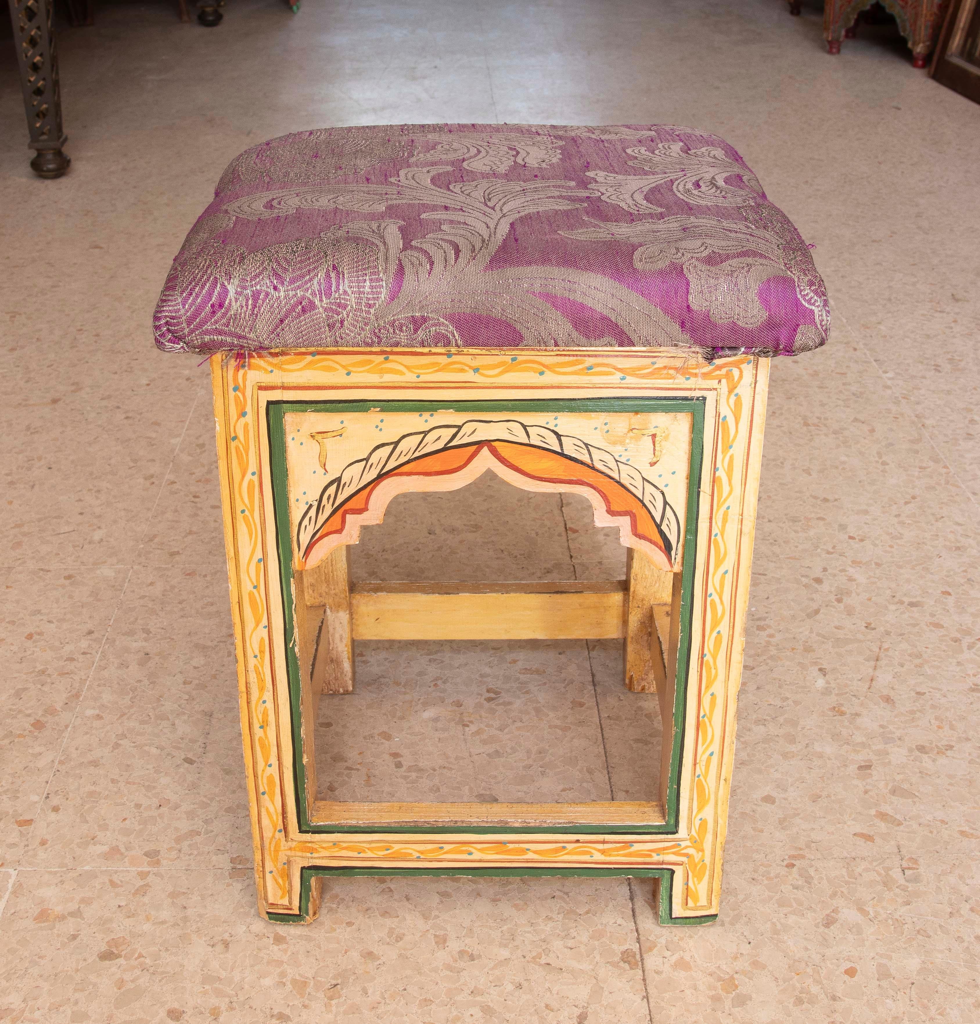 Mauresque Tabouret en bois de style mauresque peint à la main dans les tons ocre des années 1970 en vente