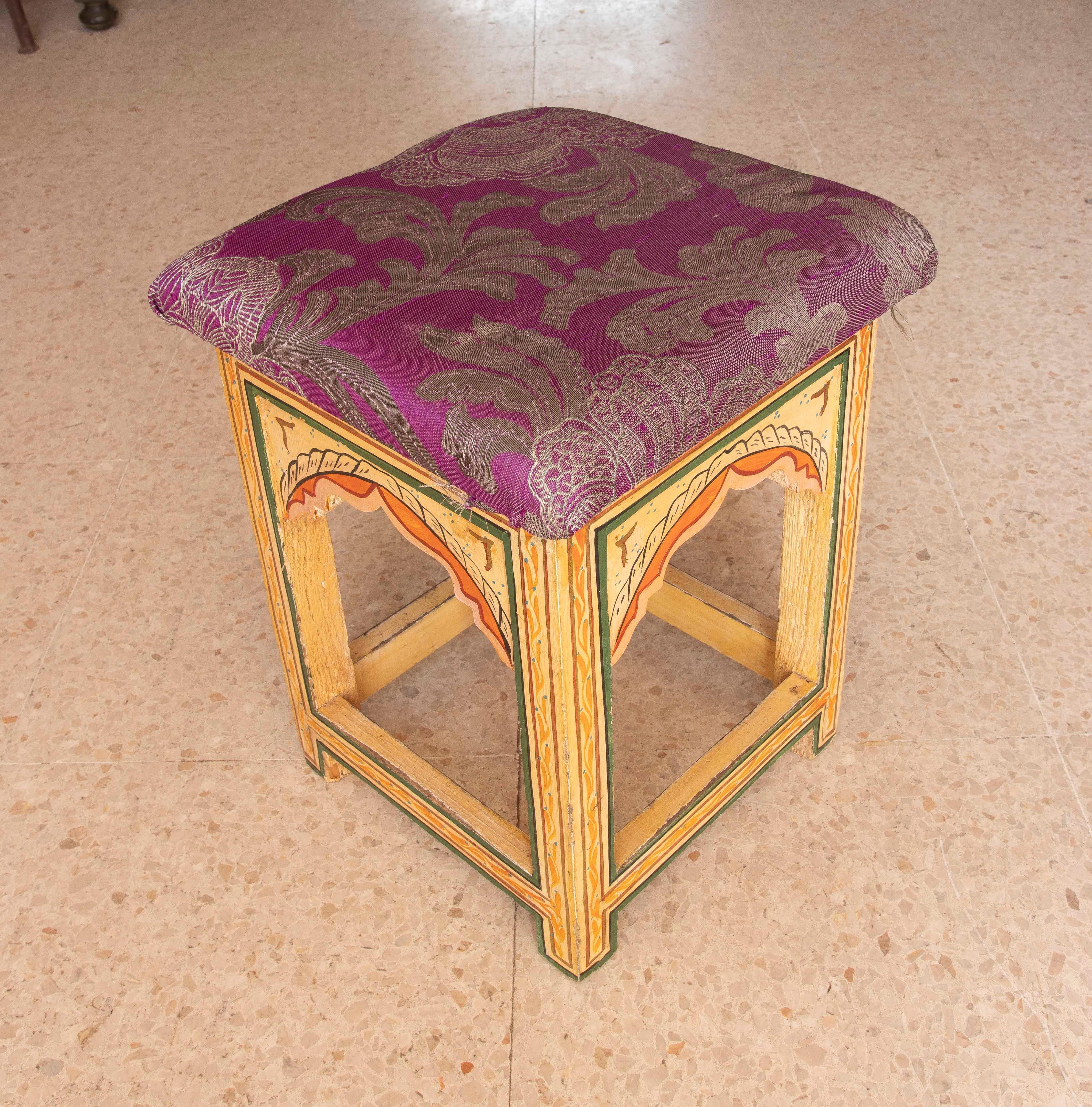 Tabouret en bois de style mauresque peint à la main dans les tons ocre des années 1970 Bon état - En vente à Marbella, ES