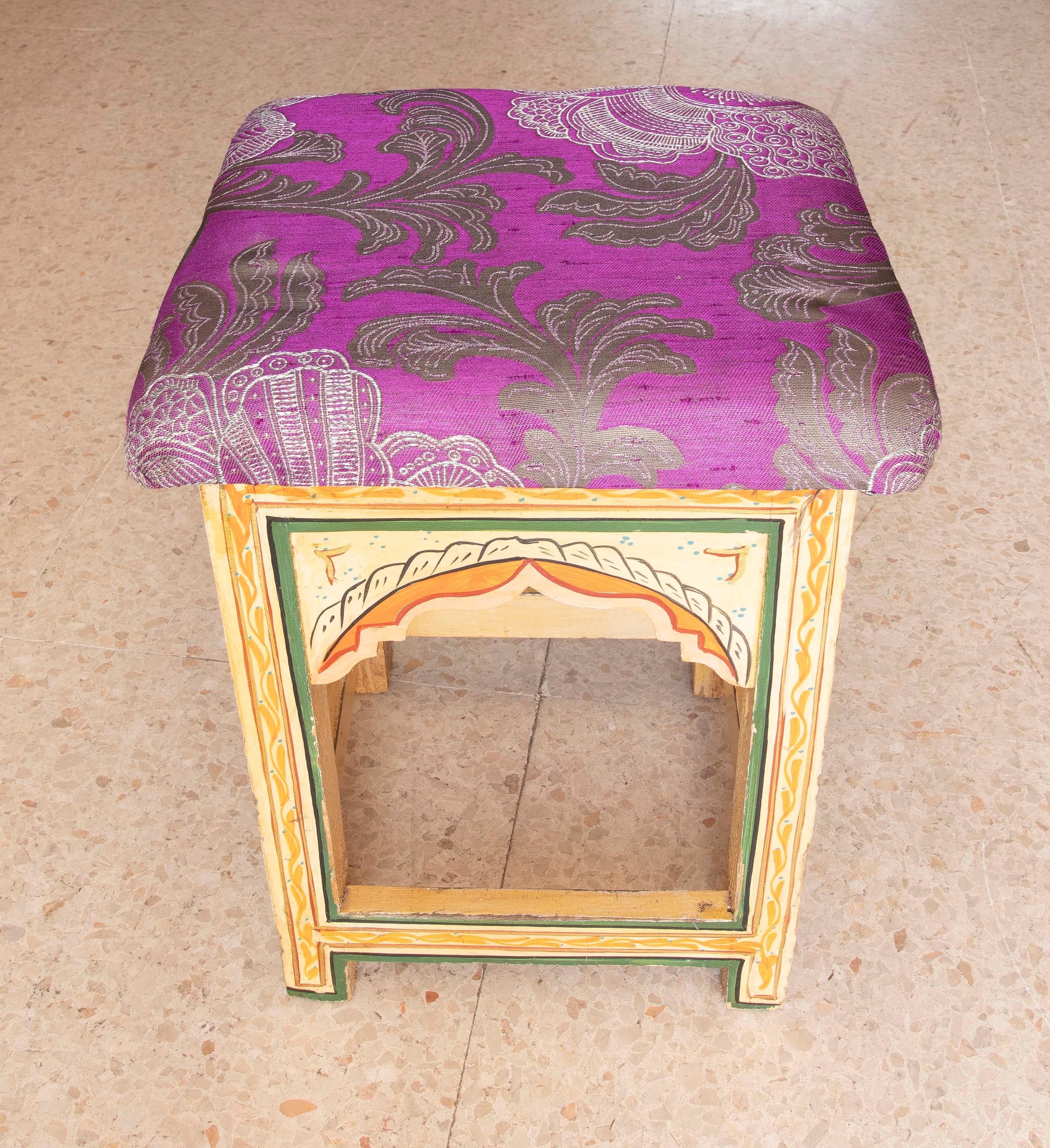 20ième siècle Tabouret en bois de style mauresque peint à la main dans les tons ocre des années 1970 en vente