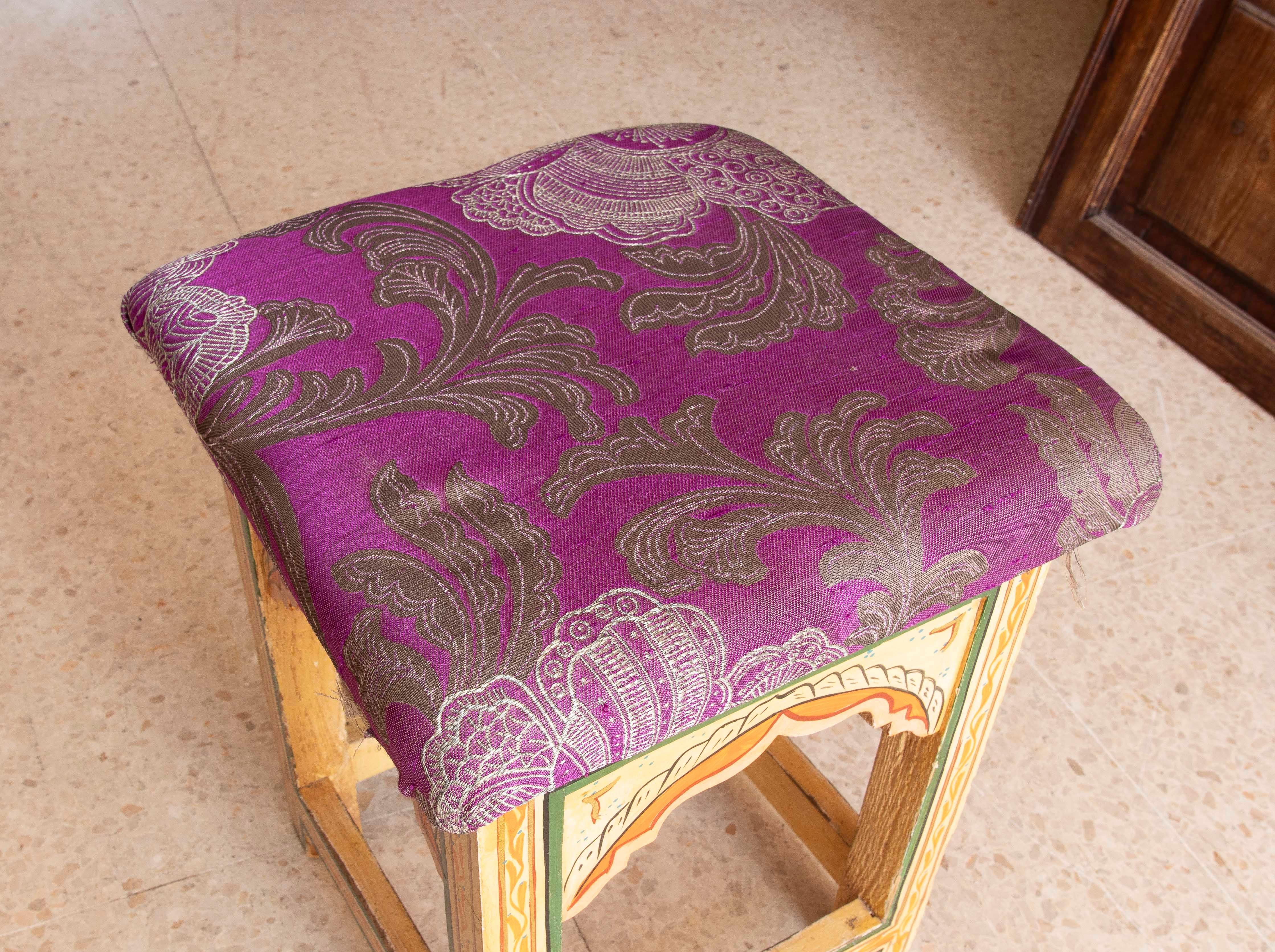 Bois Tabouret en bois de style mauresque peint à la main dans les tons ocre des années 1970 en vente