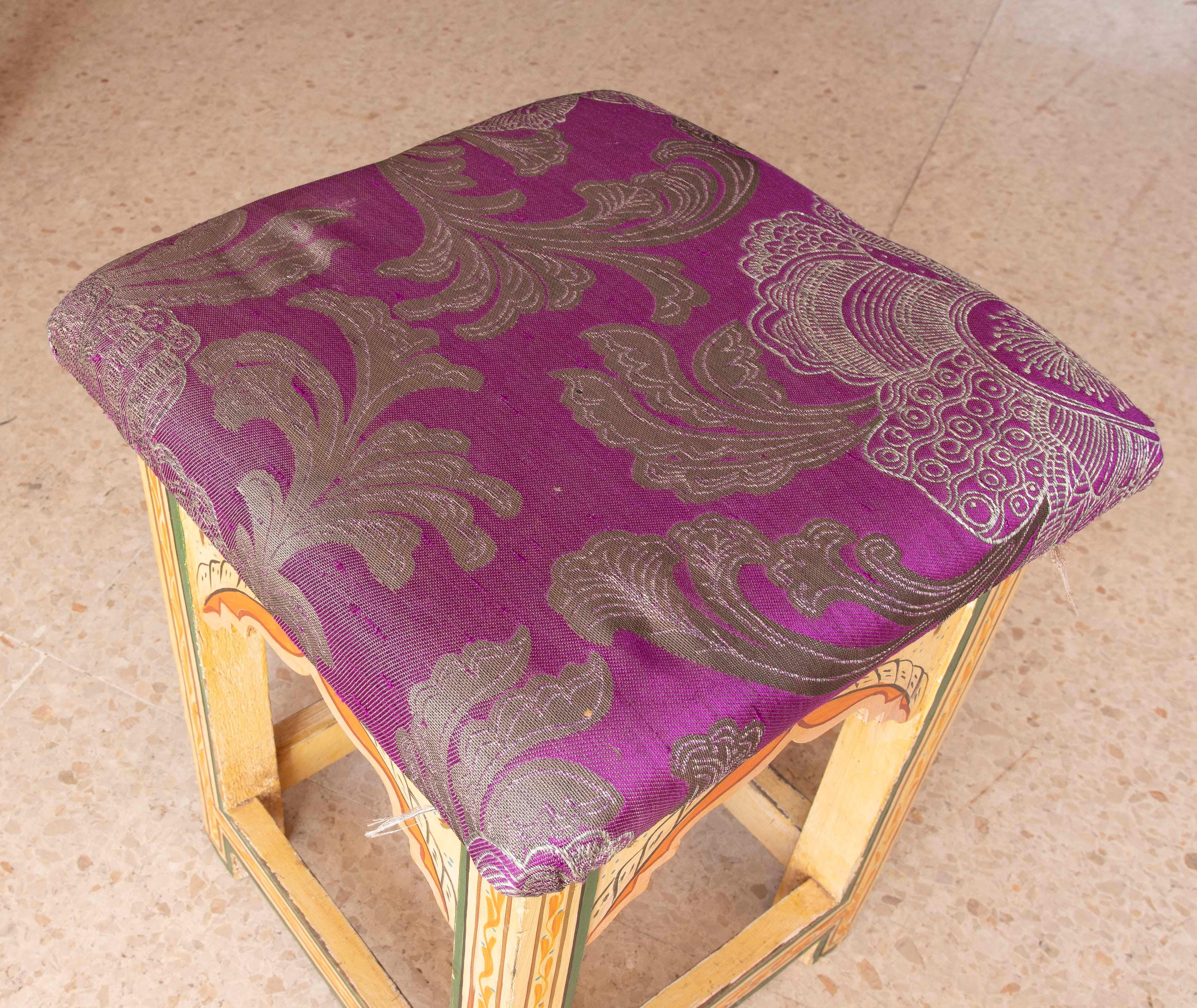 Tabouret en bois de style mauresque peint à la main dans les tons ocre des années 1970 en vente 1