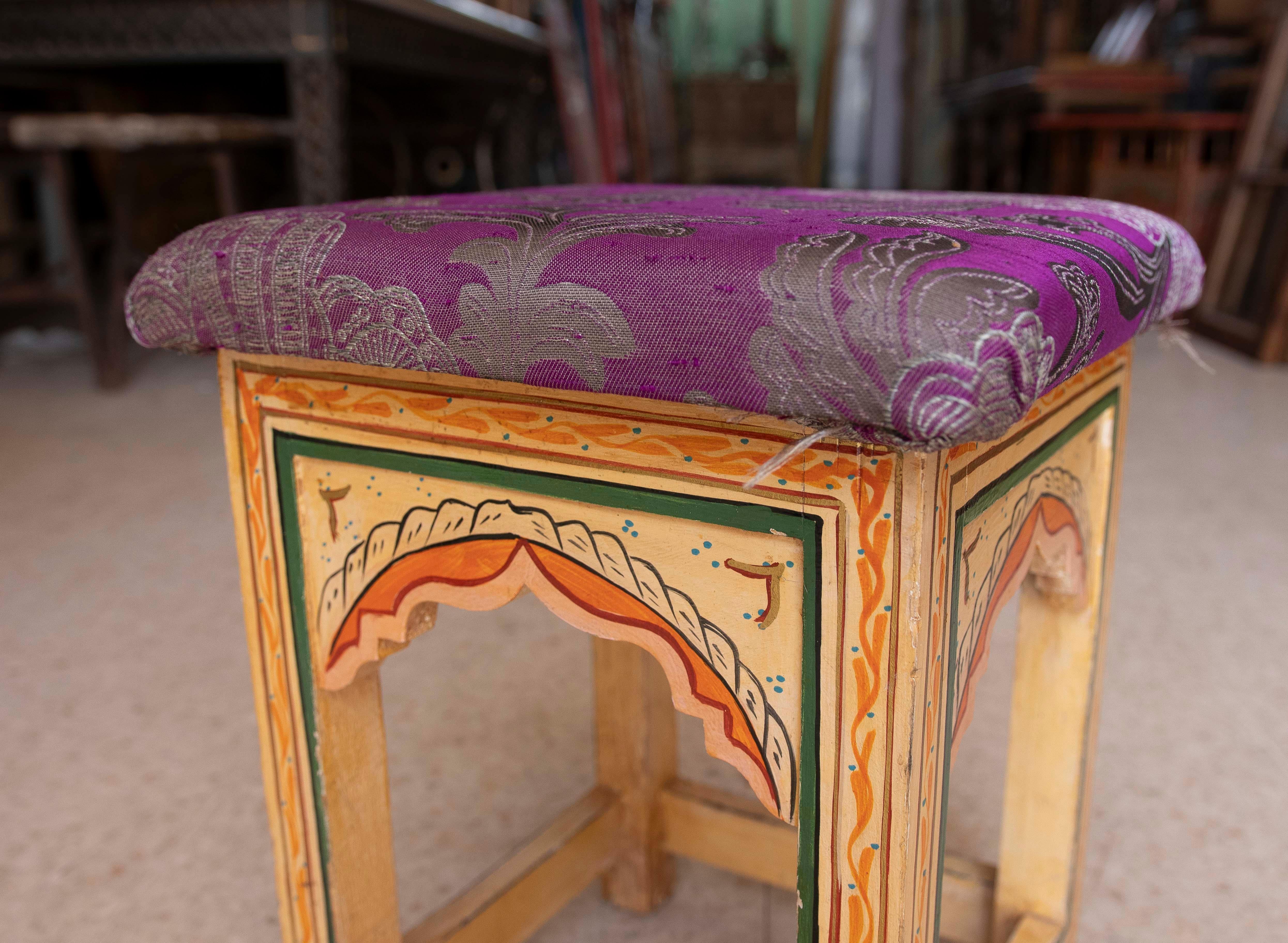Tabouret en bois de style mauresque peint à la main dans les tons ocre des années 1970 en vente 2