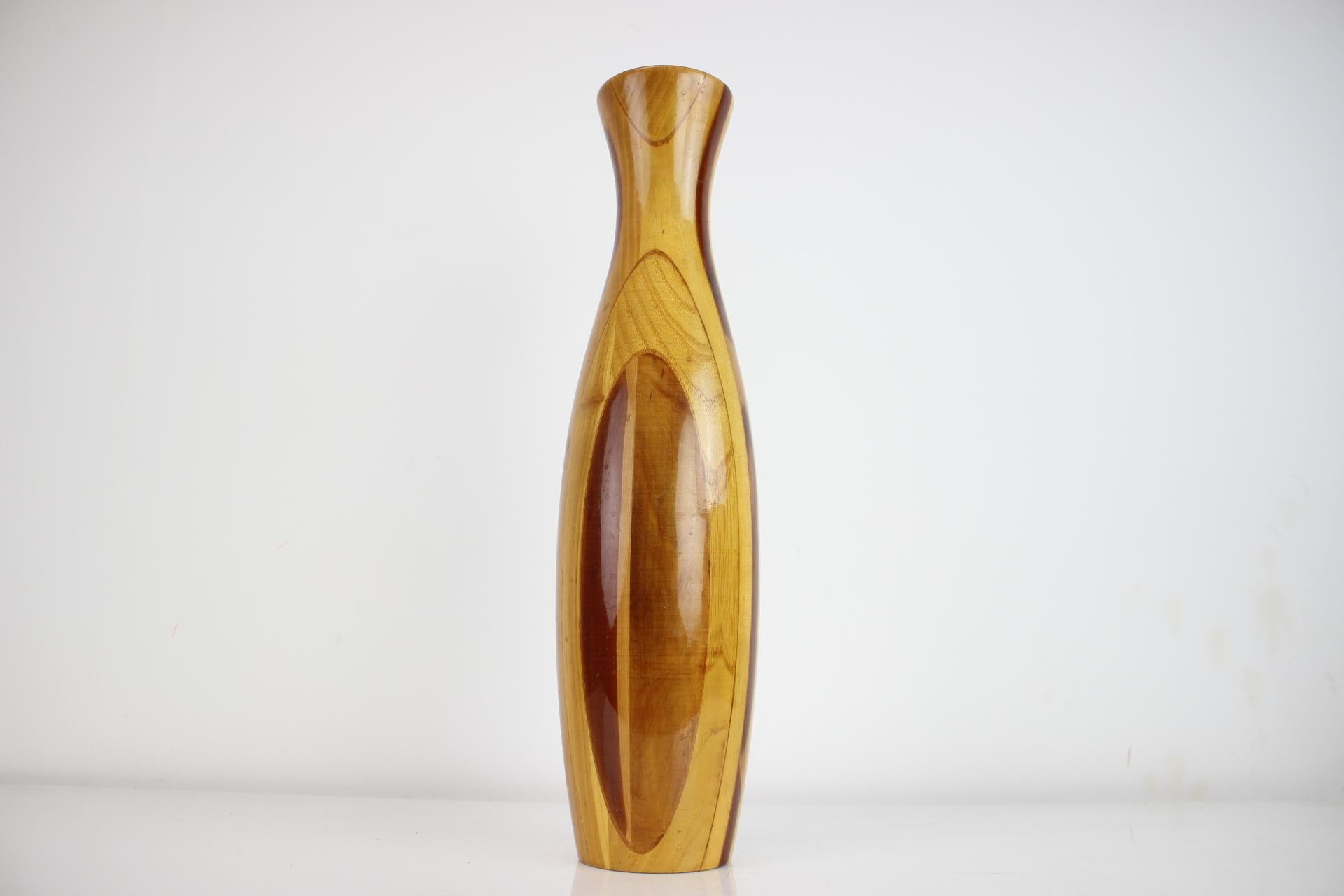 - Goog original condition with minor signs of use.
- The vase is made of more wood