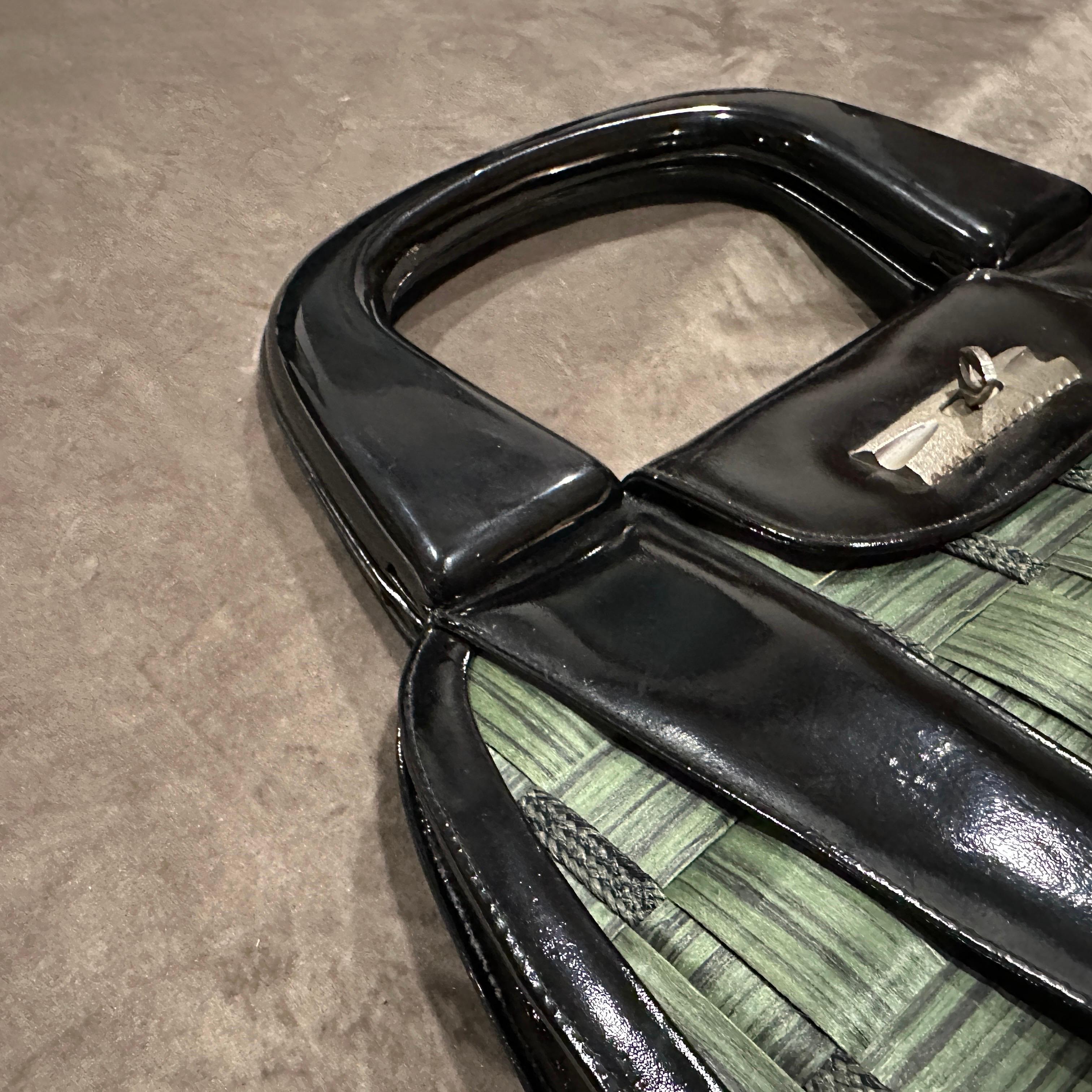 1970er Jahre Geflochtener grüner Strohhalm und schwarzes Leder Italienische Henkeltasche im Angebot 5