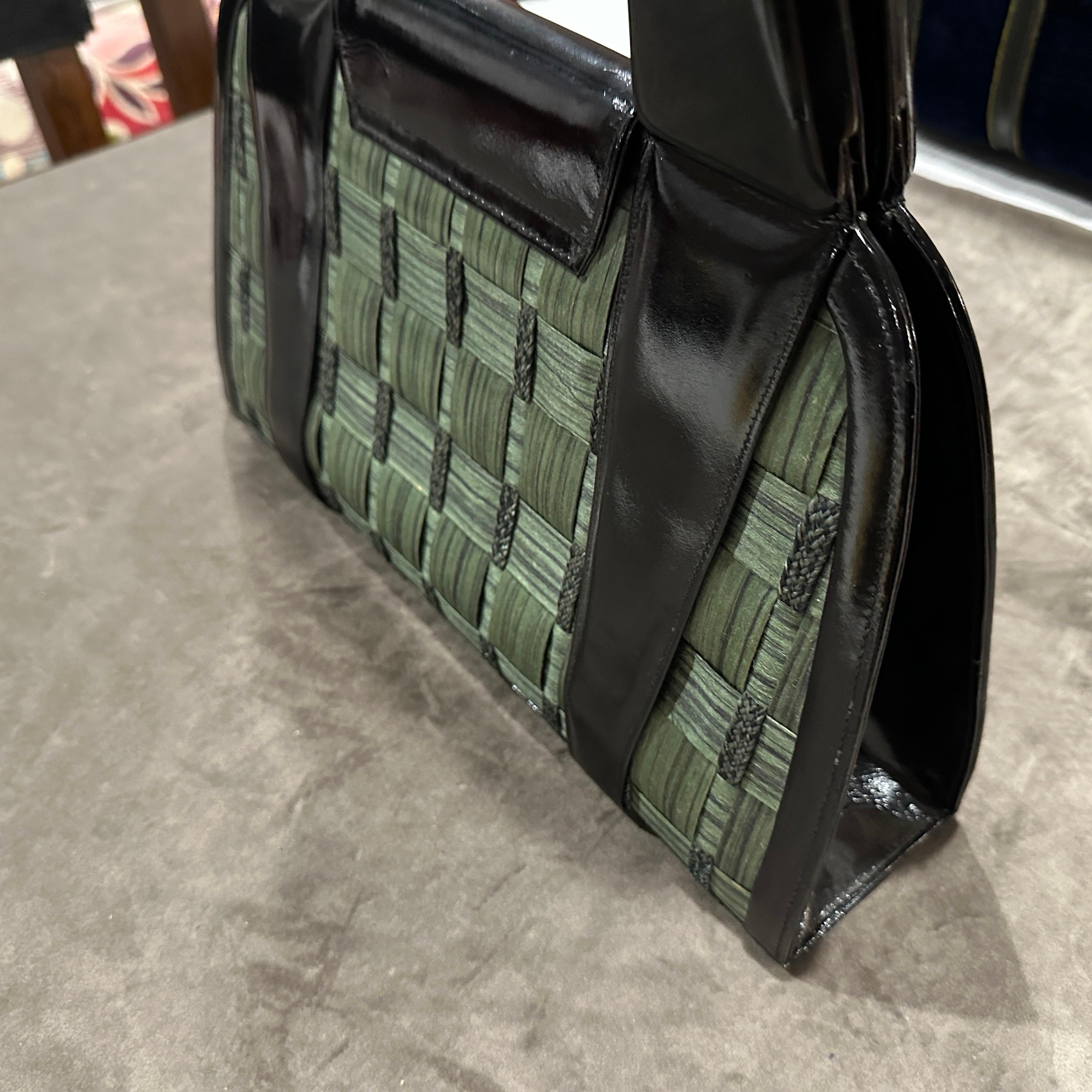 1970er Jahre Geflochtener grüner Strohhalm und schwarzes Leder Italienische Henkeltasche im Angebot 11