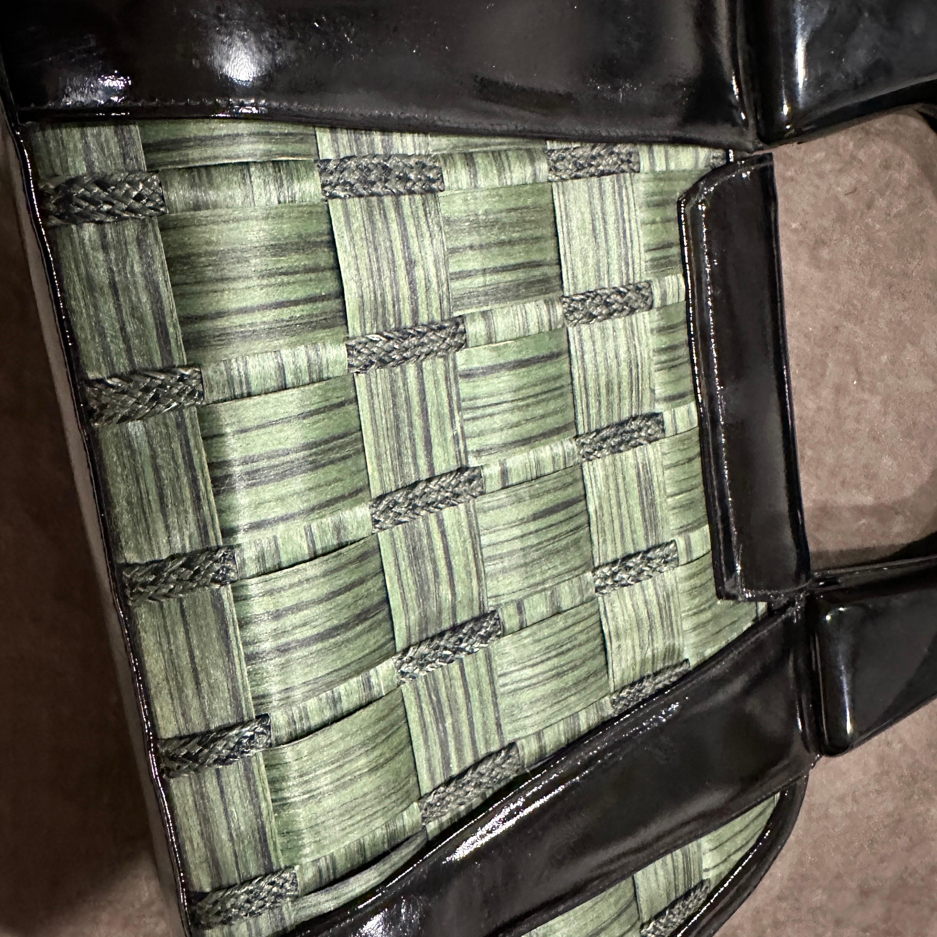 1970er Jahre Geflochtener grüner Strohhalm und schwarzes Leder Italienische Henkeltasche im Angebot 13