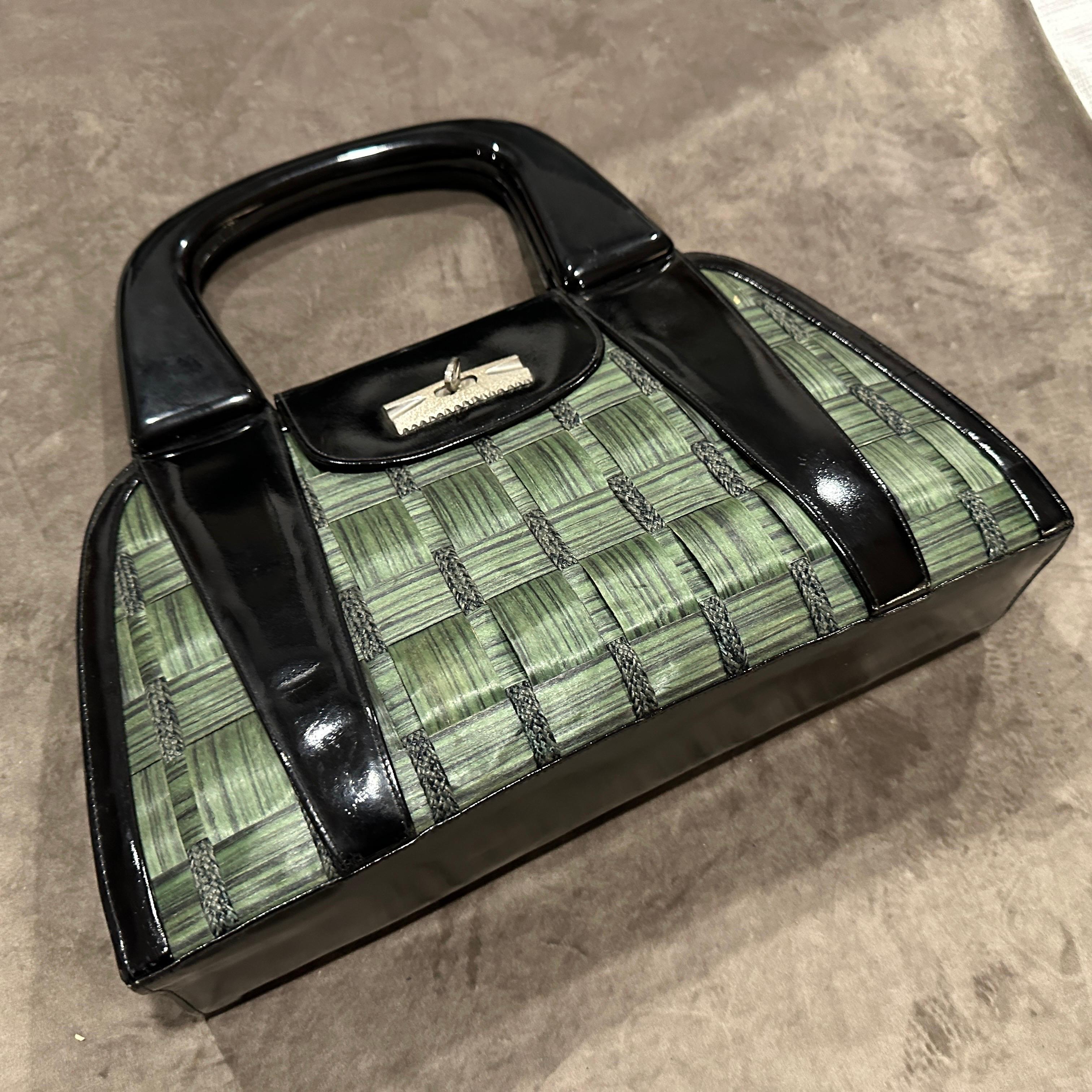 1970er Jahre Geflochtener grüner Strohhalm und schwarzes Leder Italienische Henkeltasche im Zustand „Hervorragend“ im Angebot in Aci Castello, IT