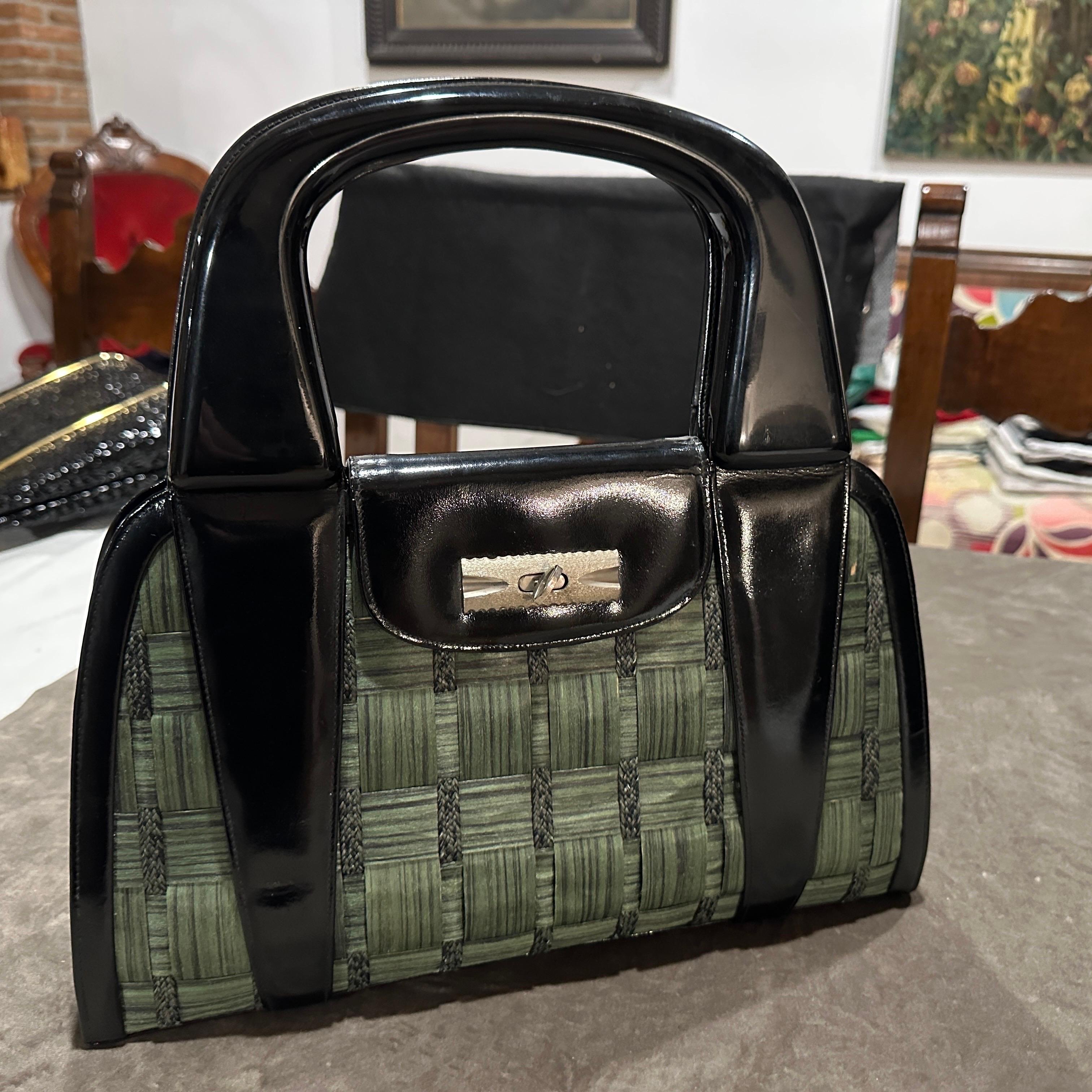 1970er Jahre Geflochtener grüner Strohhalm und schwarzes Leder Italienische Henkeltasche Damen im Angebot