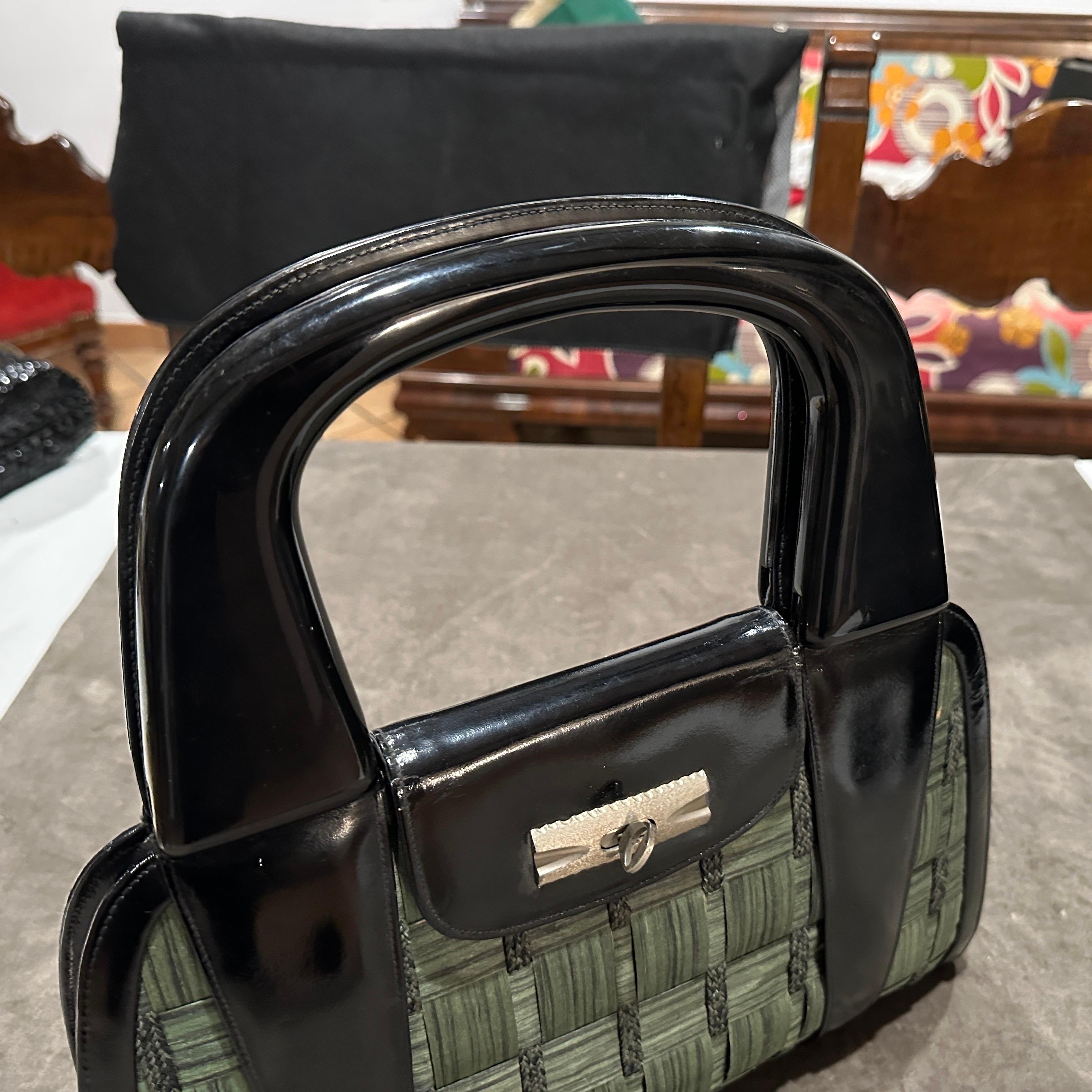 1970er Jahre Geflochtener grüner Strohhalm und schwarzes Leder Italienische Henkeltasche im Angebot 1