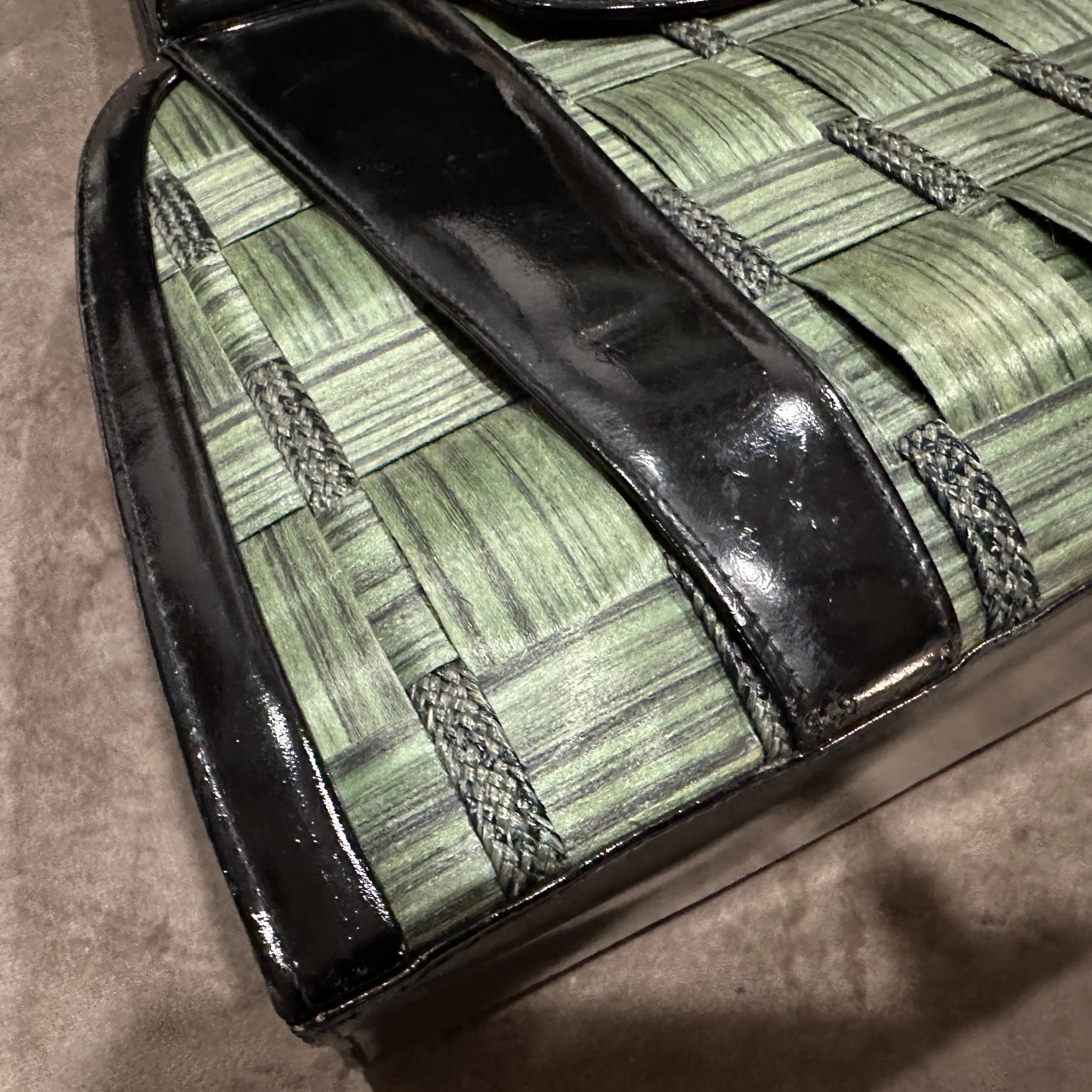 1970er Jahre Geflochtener grüner Strohhalm und schwarzes Leder Italienische Henkeltasche im Angebot 2