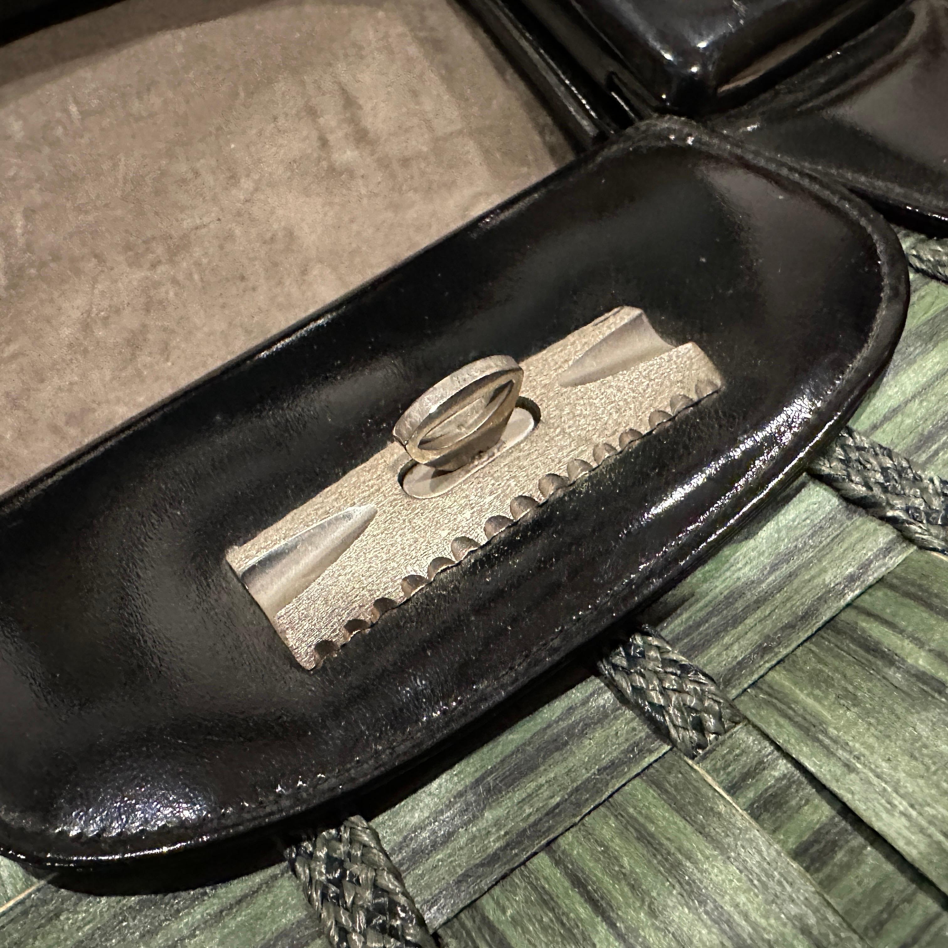 1970er Jahre Geflochtener grüner Strohhalm und schwarzes Leder Italienische Henkeltasche im Angebot 3