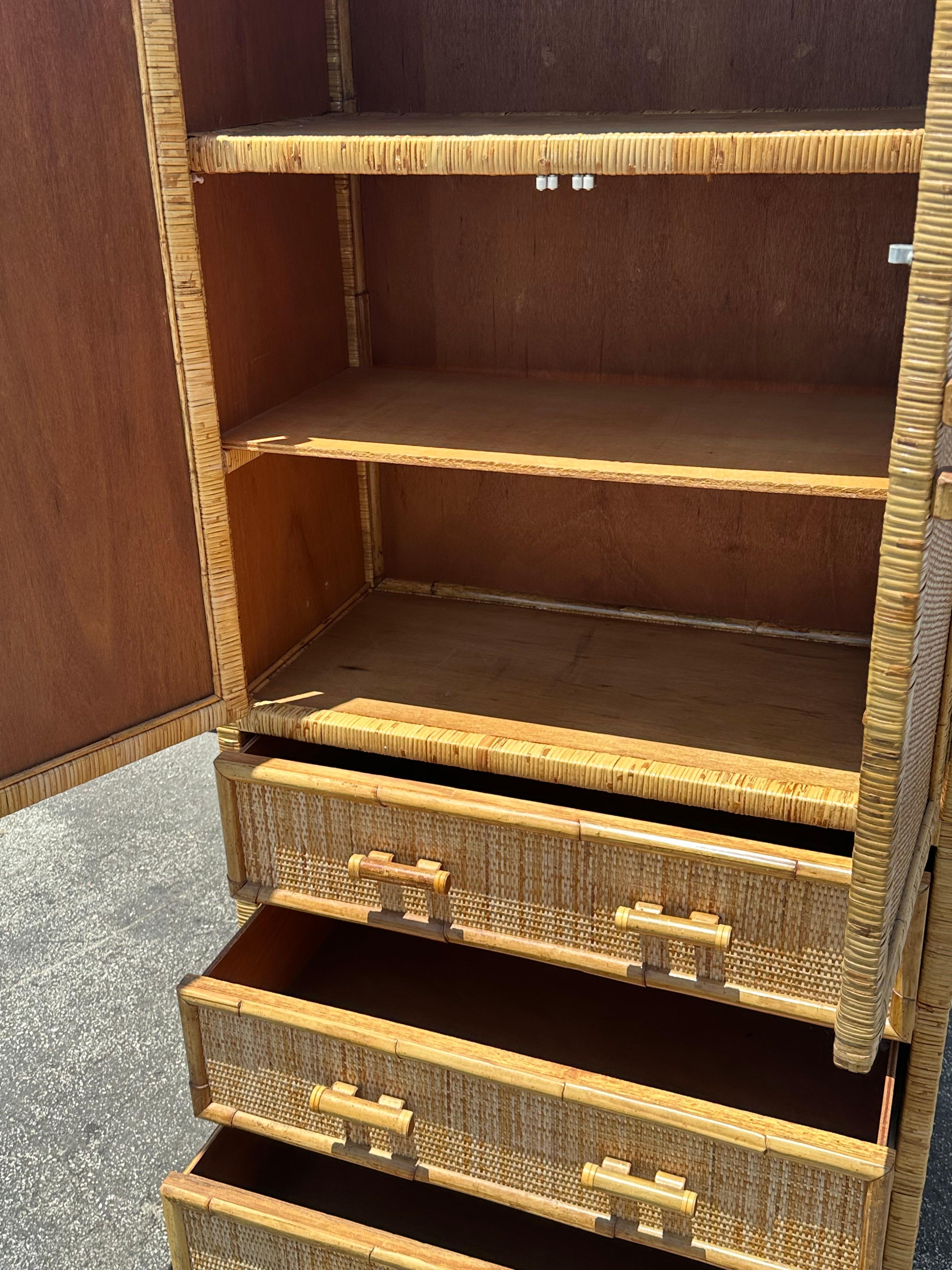 Armoire in rattan intrecciato degli anni '70, armadio guardaroba, mobile contenitore in vendita 3