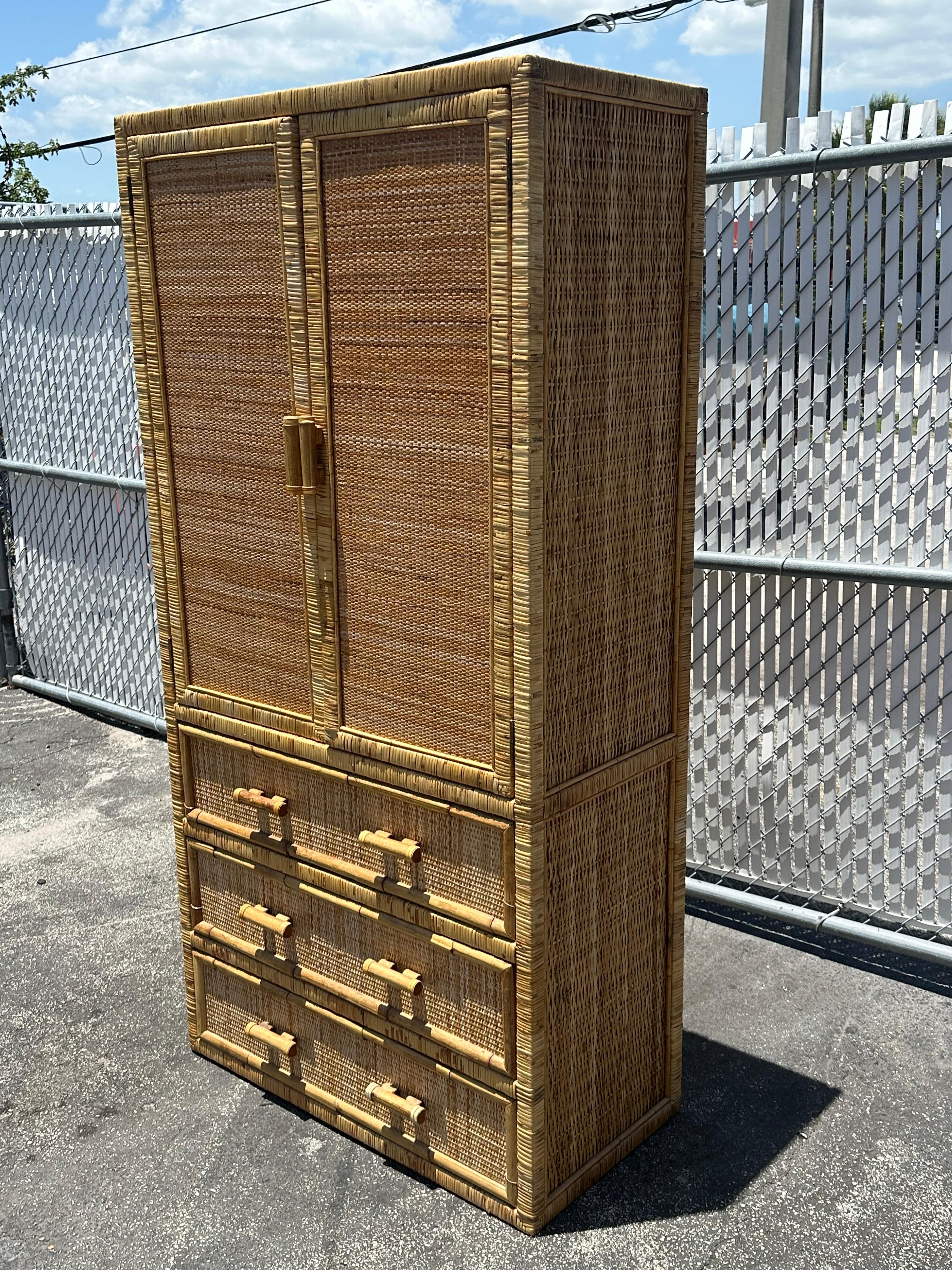Filippino Armoire in rattan intrecciato degli anni '70, armadio guardaroba, mobile contenitore in vendita