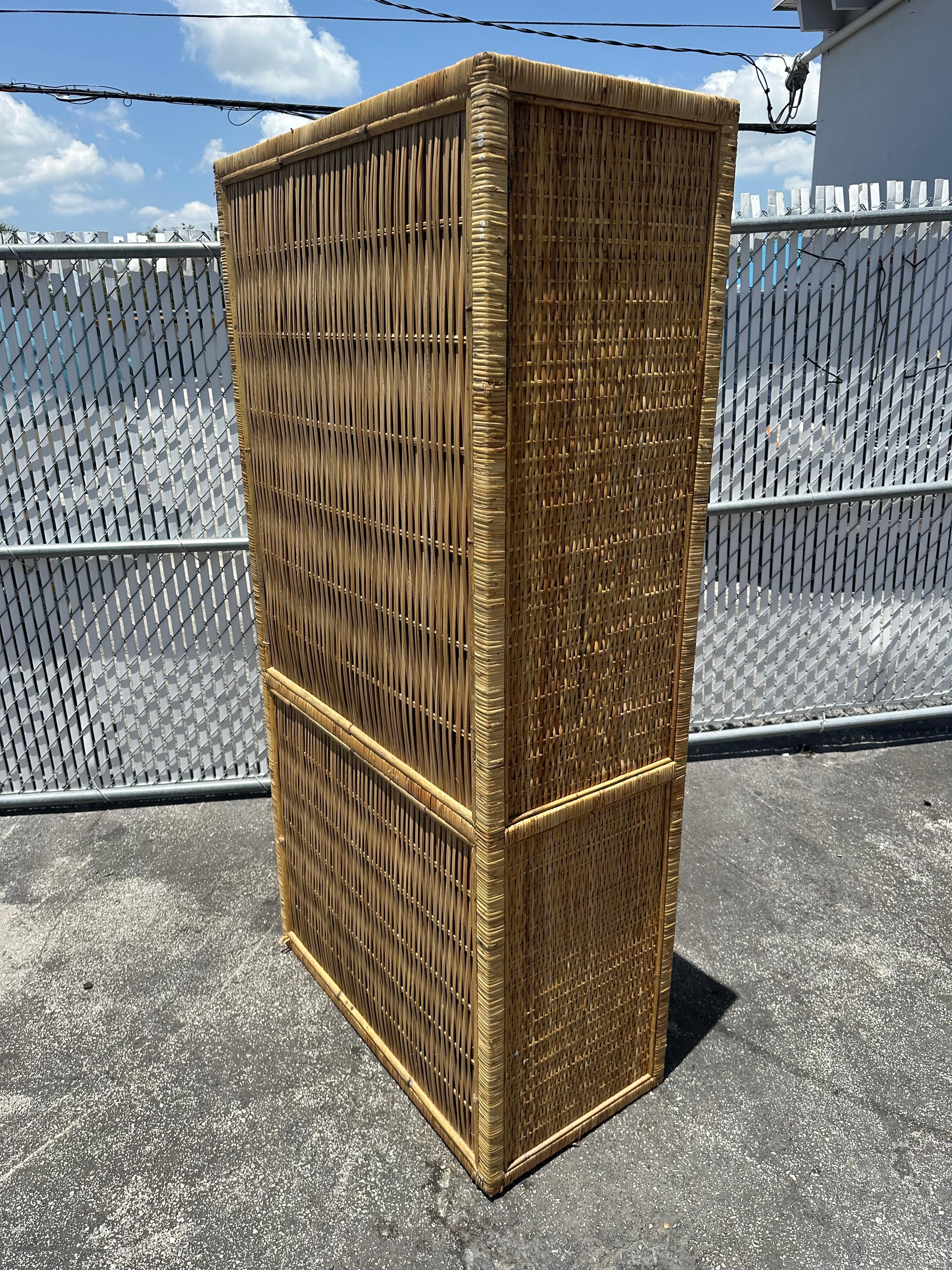Armoire in rattan intrecciato degli anni '70, armadio guardaroba, mobile contenitore In condizioni buone in vendita a Fort Lauderdale, FL