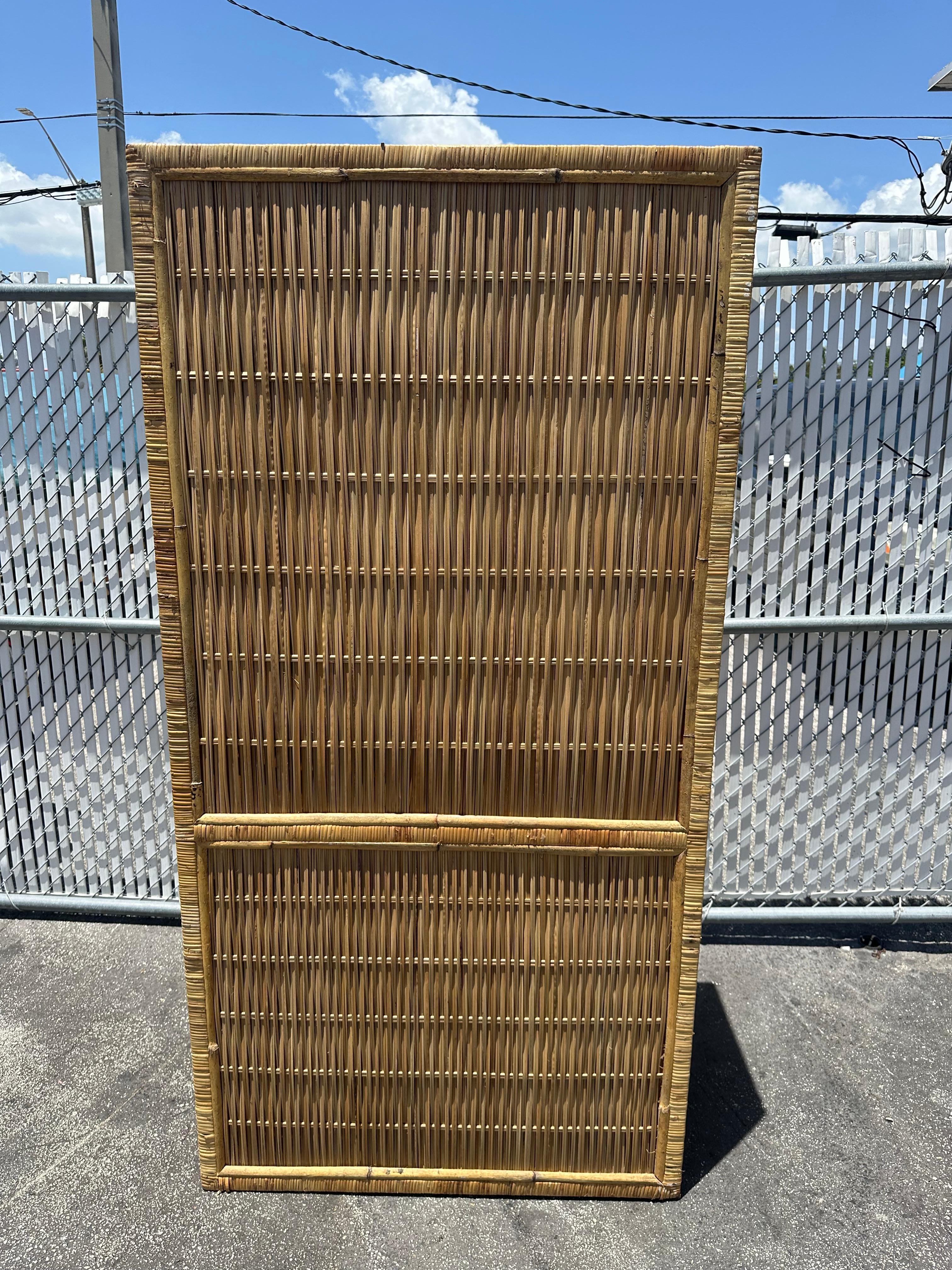 Fine XX secolo Armoire in rattan intrecciato degli anni '70, armadio guardaroba, mobile contenitore in vendita