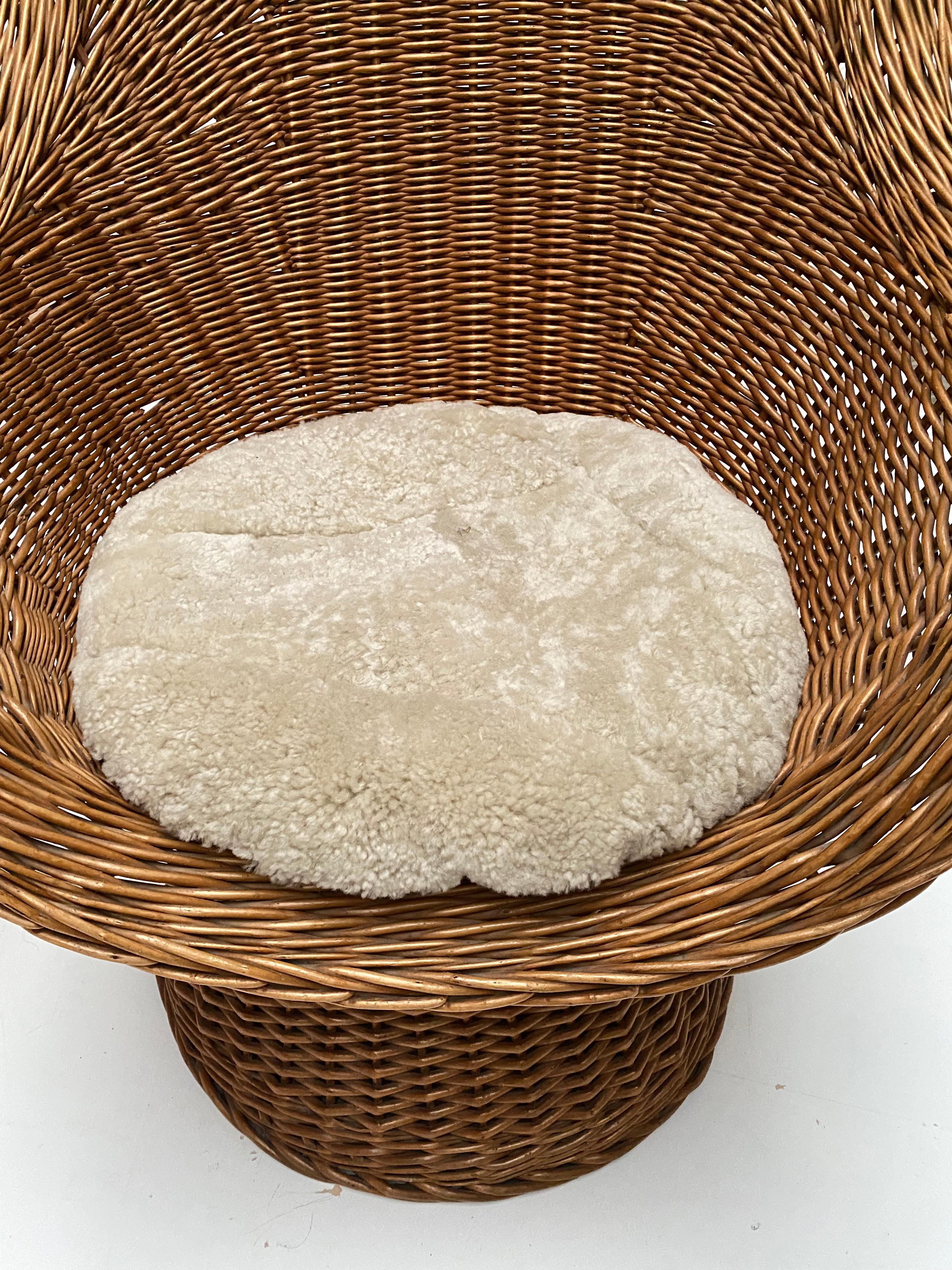 1970's Woven Wicker & Sheepskin Cushion Papa, Mama, Child Lounge Chairs + Table In Good Condition In Bergen op Zoom, NL