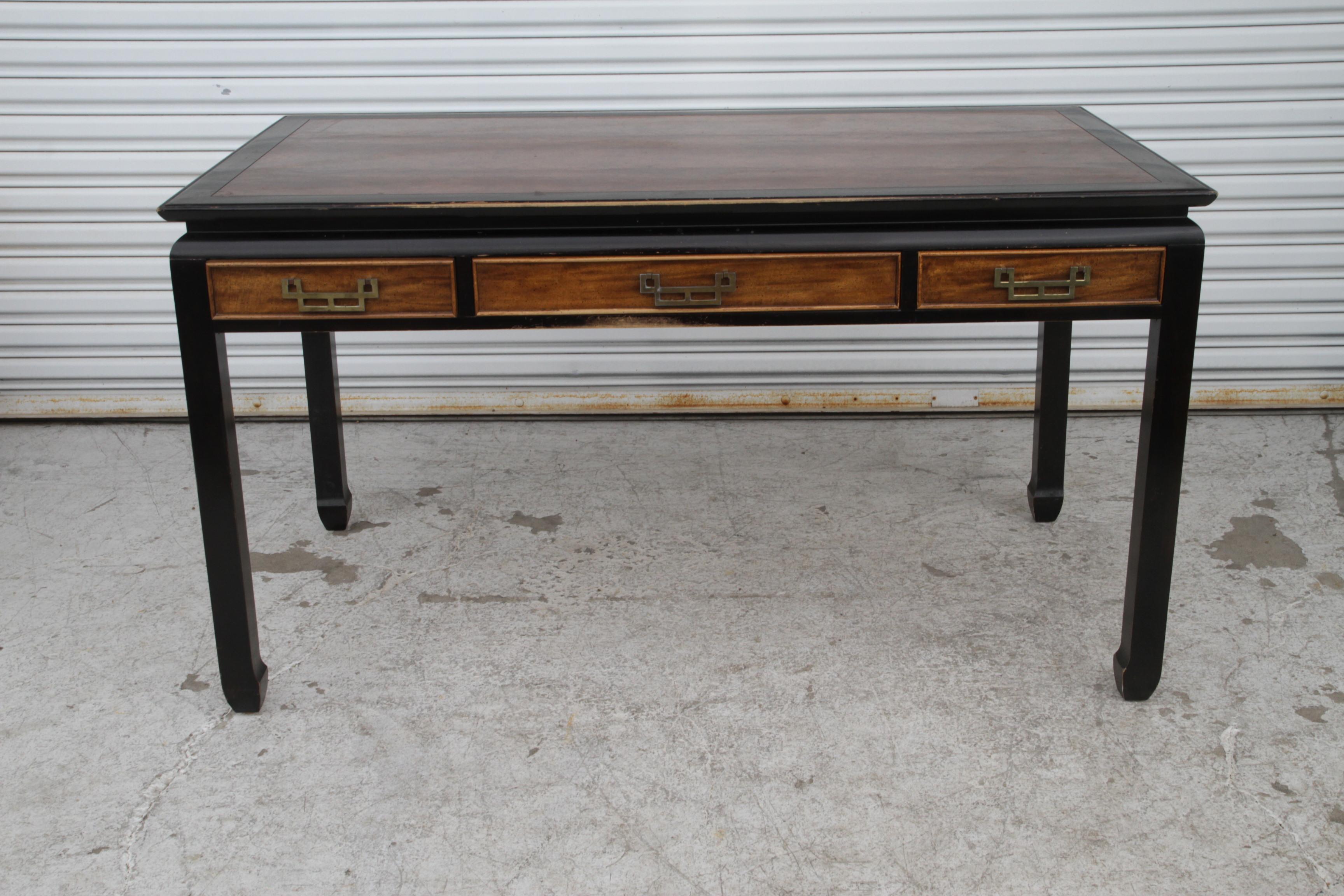 Un pezzo molto ambito della Century Furniture's Chin Hua Collection, questo scrittoio di ottima fattura, risalente ai primi anni '70, colpisce per la sua semplicità e per il piano in radica.

Dimensioni: 
Lunghezza: 30