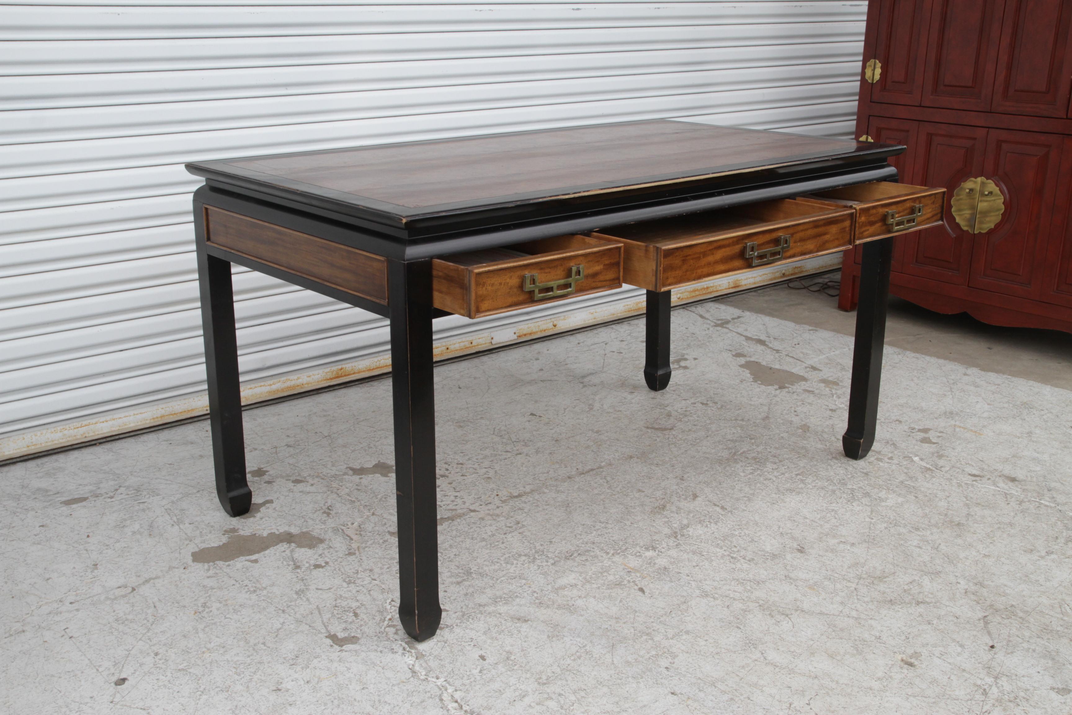 Ebanizzato Scrivania anni '70 della Collection'S Chin Hua di Century Furniture in vendita