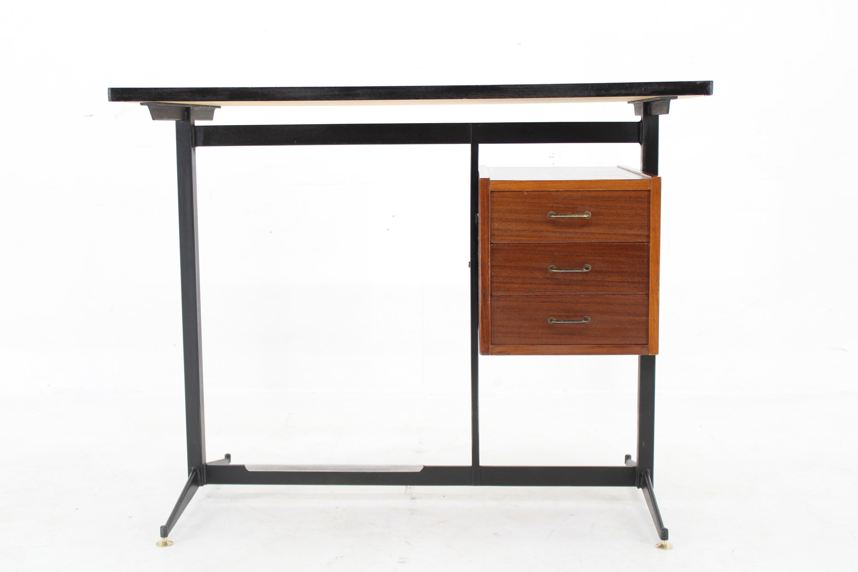 Mid-Century Modern 1970s Writing Desk, Italy  For Sale