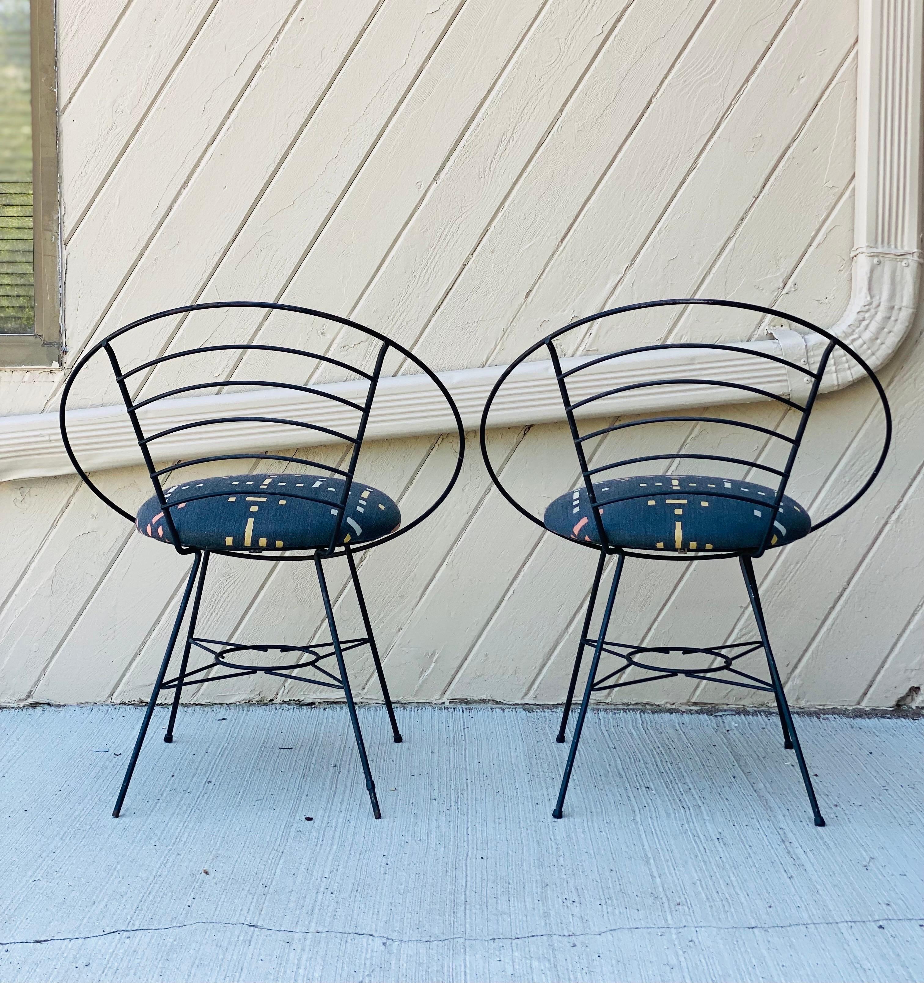 1970s Wrought Black Iron Atomic Hoop Chairs, a Pair In Good Condition For Sale In Farmington Hills, MI