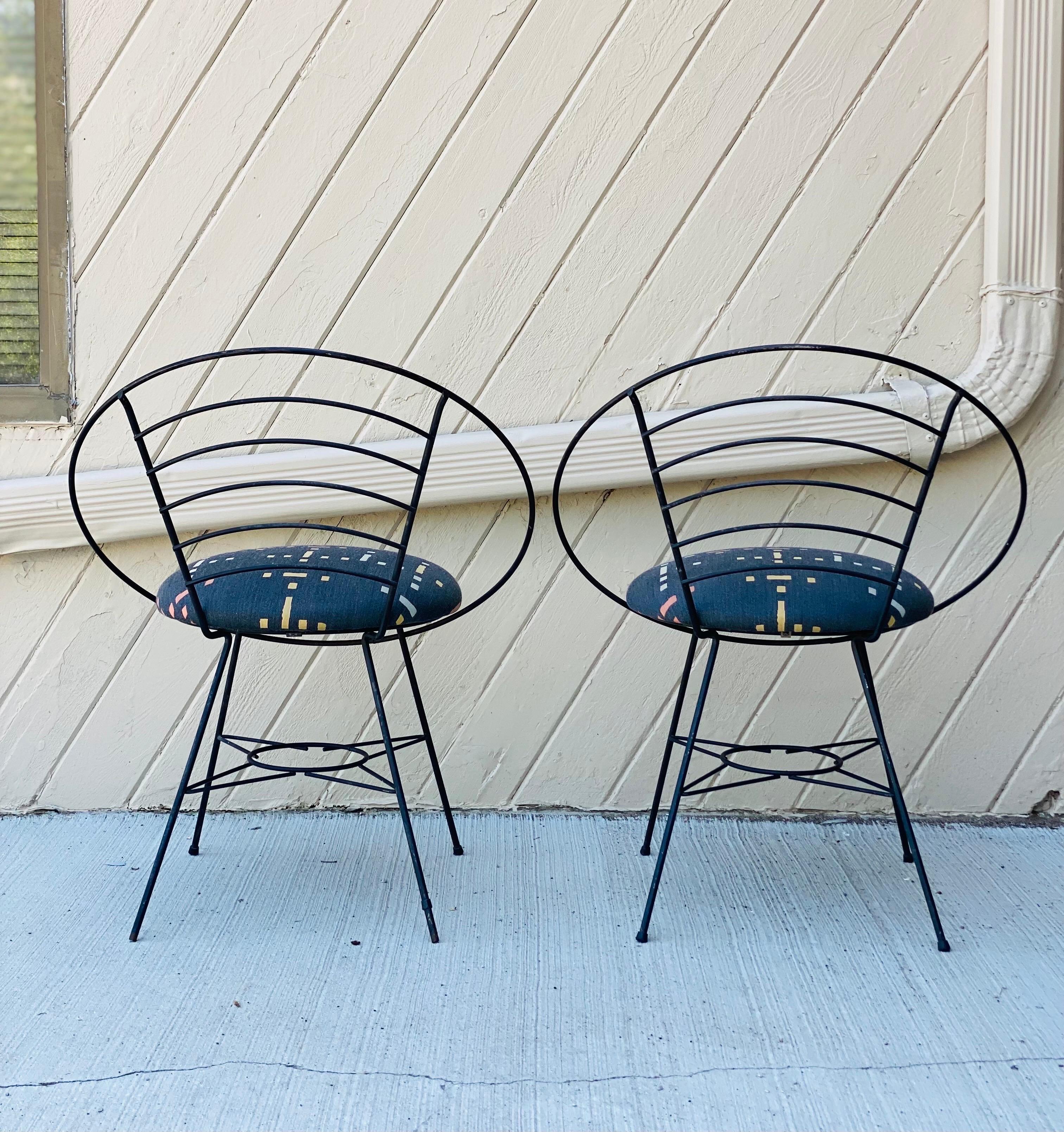 1970s Wrought Black Iron Atomic Hoop Chairs, a Pair In Good Condition In Farmington Hills, MI