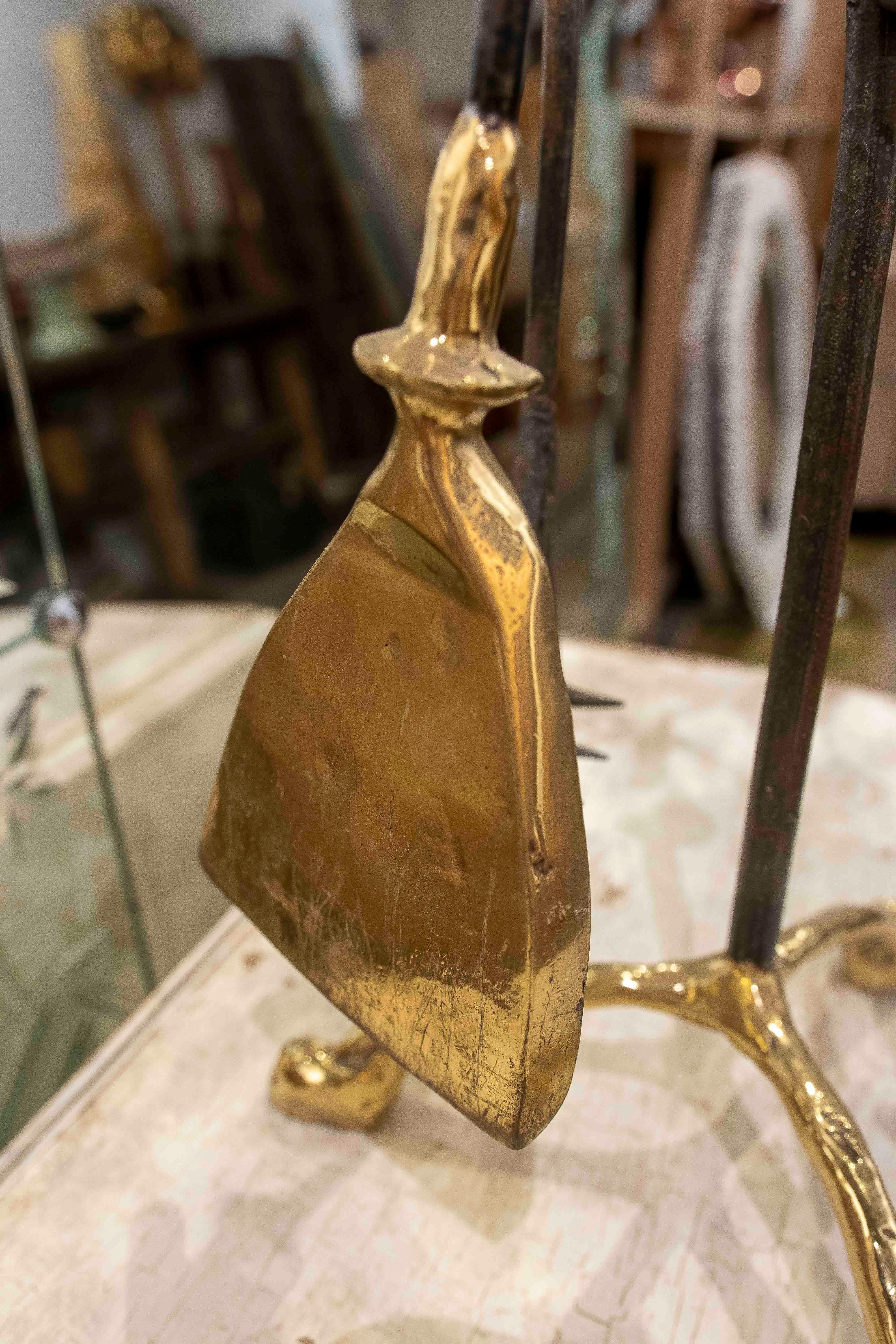 Juego de chimenea de hierro forjado y latón pulido de los años 70 del artista David Marshall en venta 5