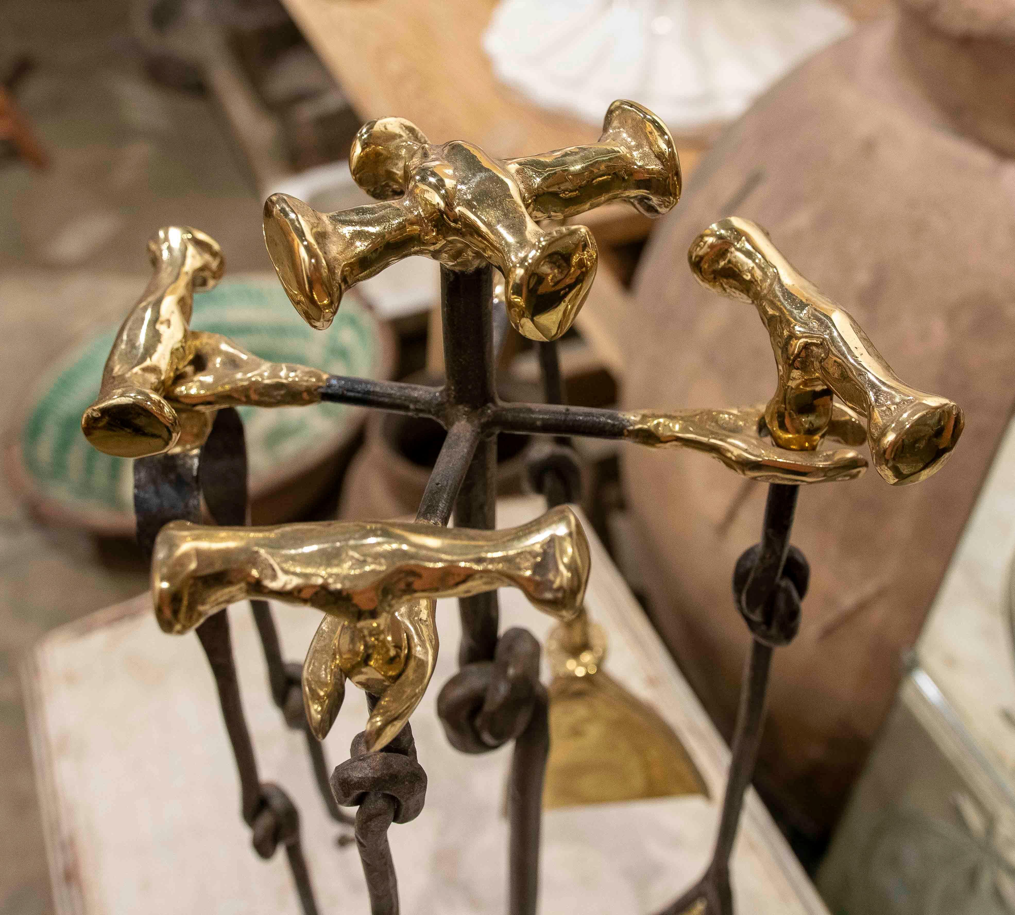 Juego de chimenea de hierro forjado y latón pulido de los años 70 del artista David Marshall Bronce en venta