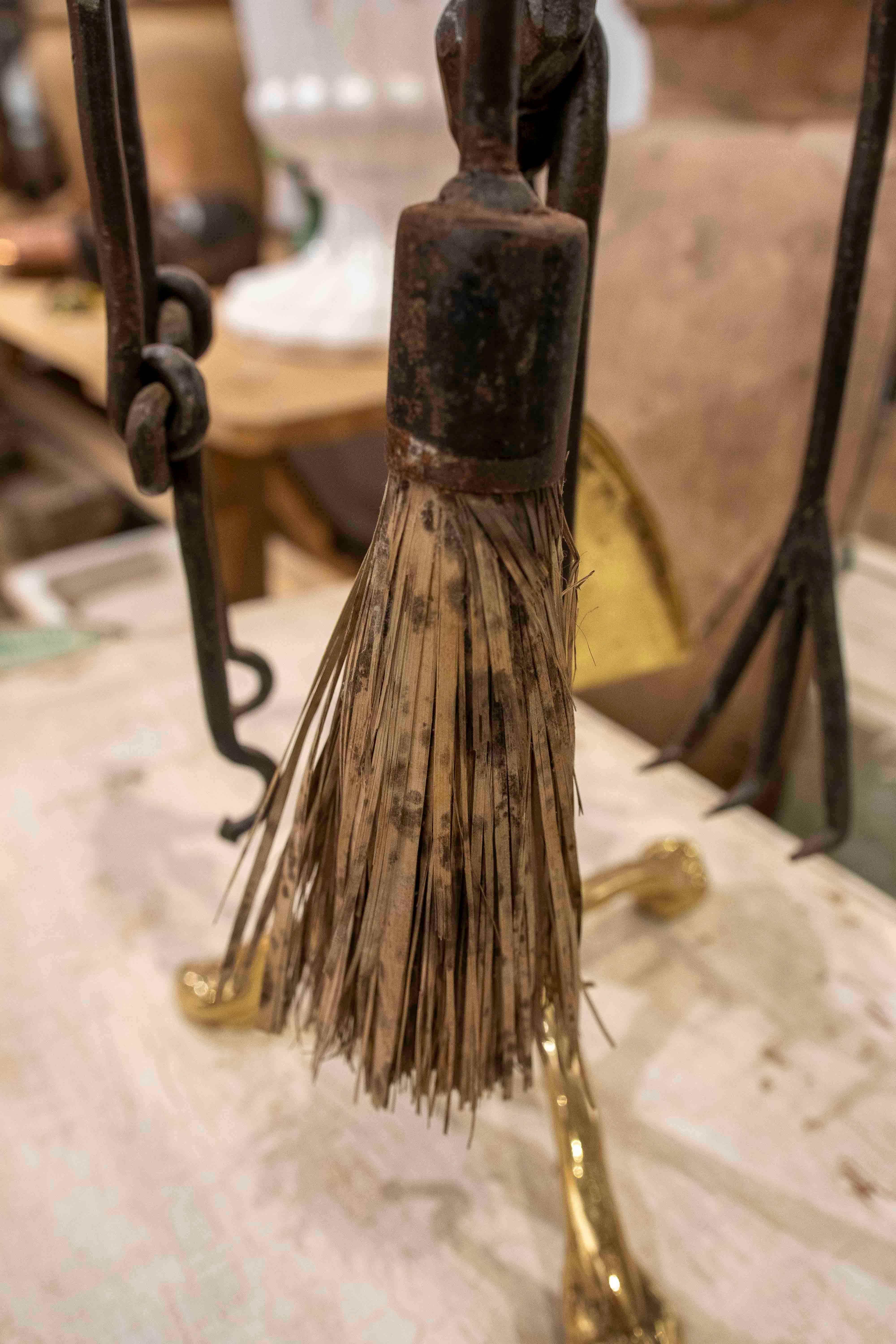 Juego de chimenea de hierro forjado y latón pulido de los años 70 del artista David Marshall en venta 3